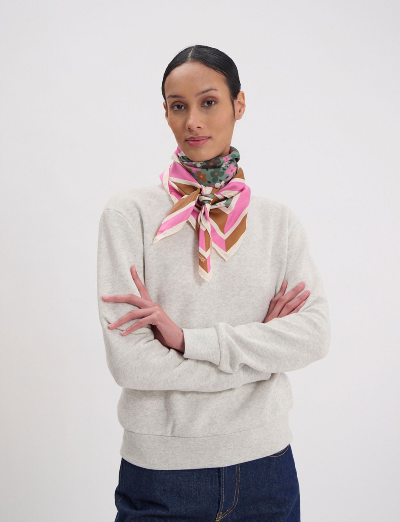 Pañuelo de seda Lewis, diseño floral verde y rosa