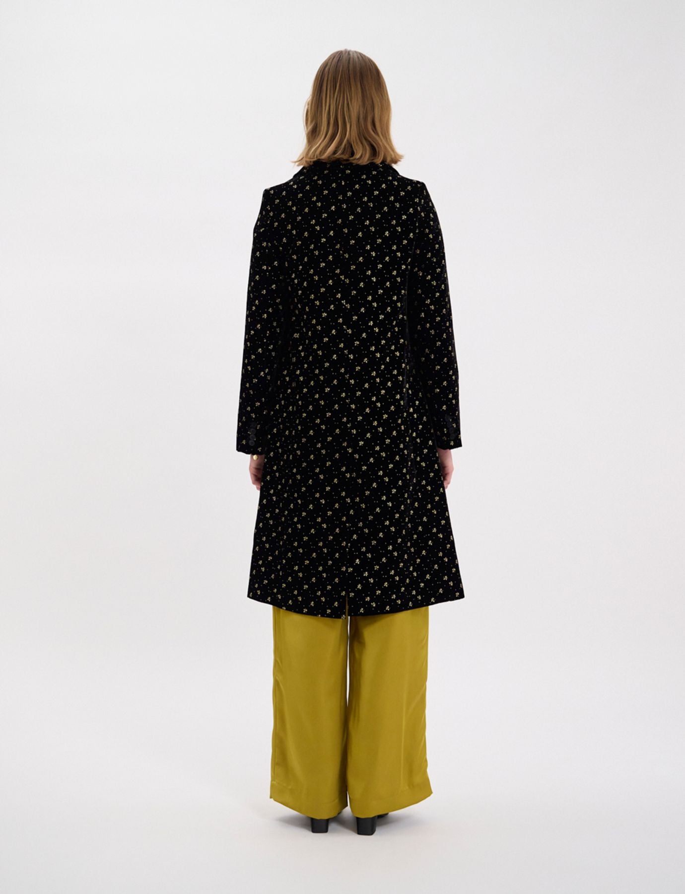 Abrigo Franck de terciopelo negro liso con estampado dorado