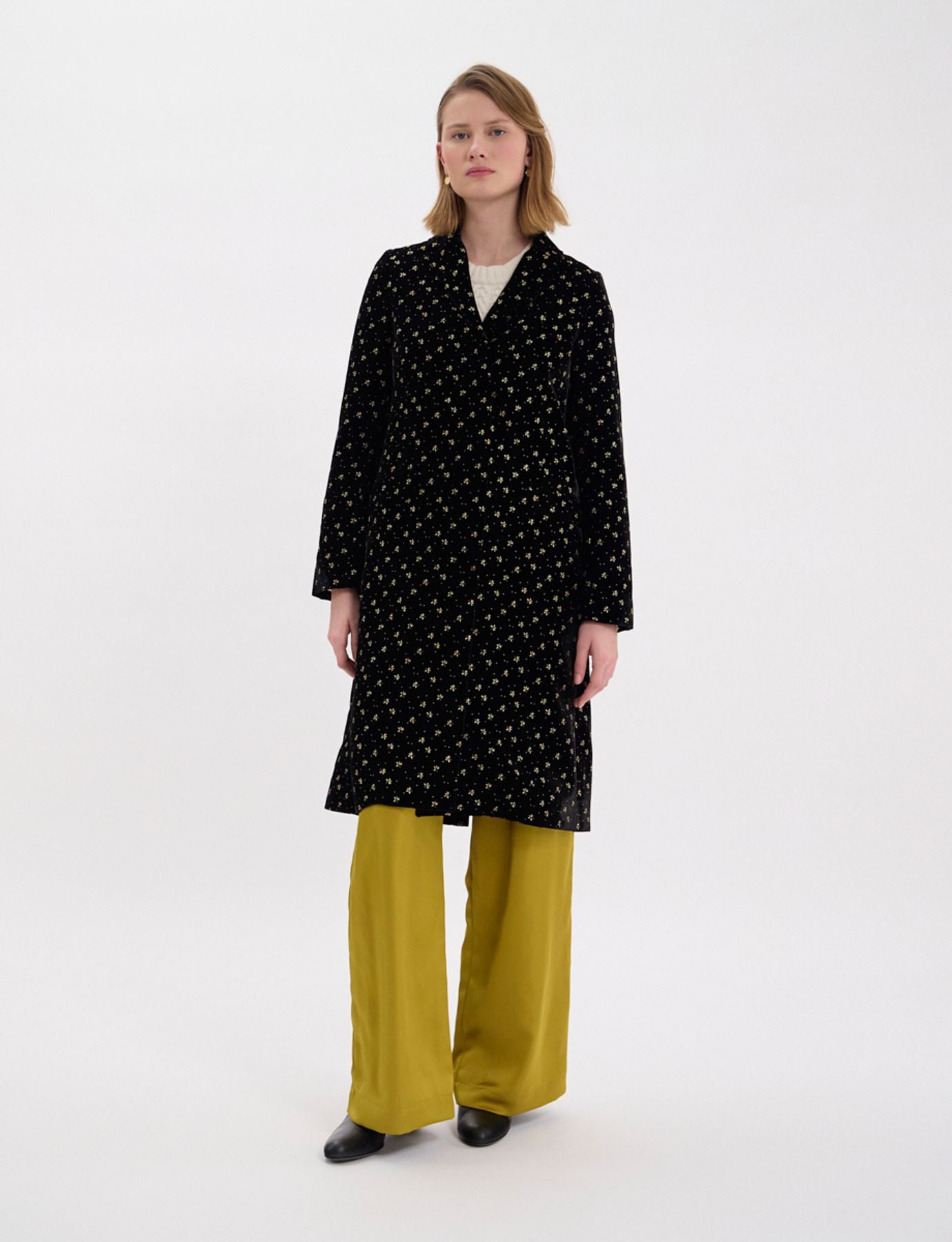 Abrigo Franck de terciopelo negro liso con estampado dorado