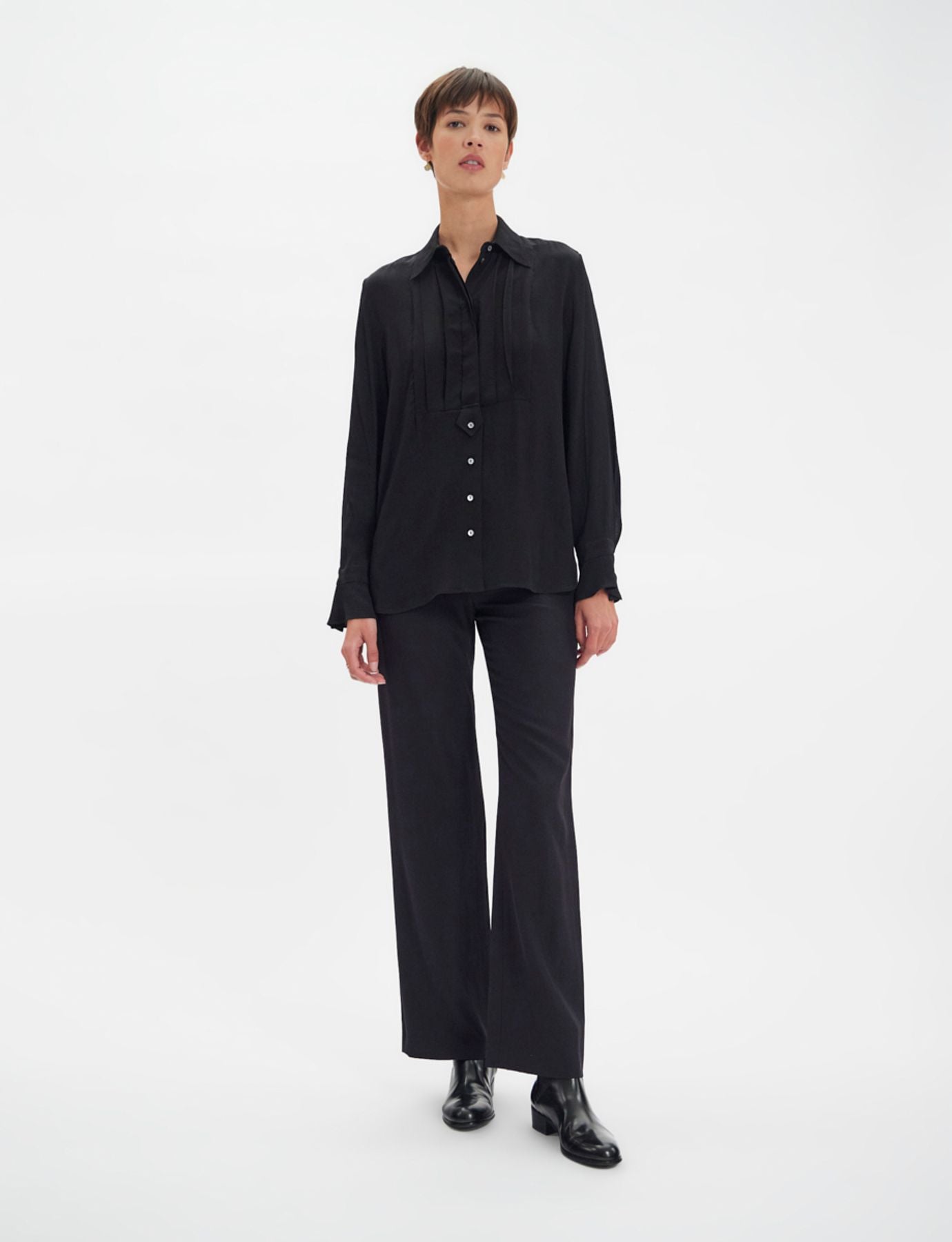 Clara camisa negra