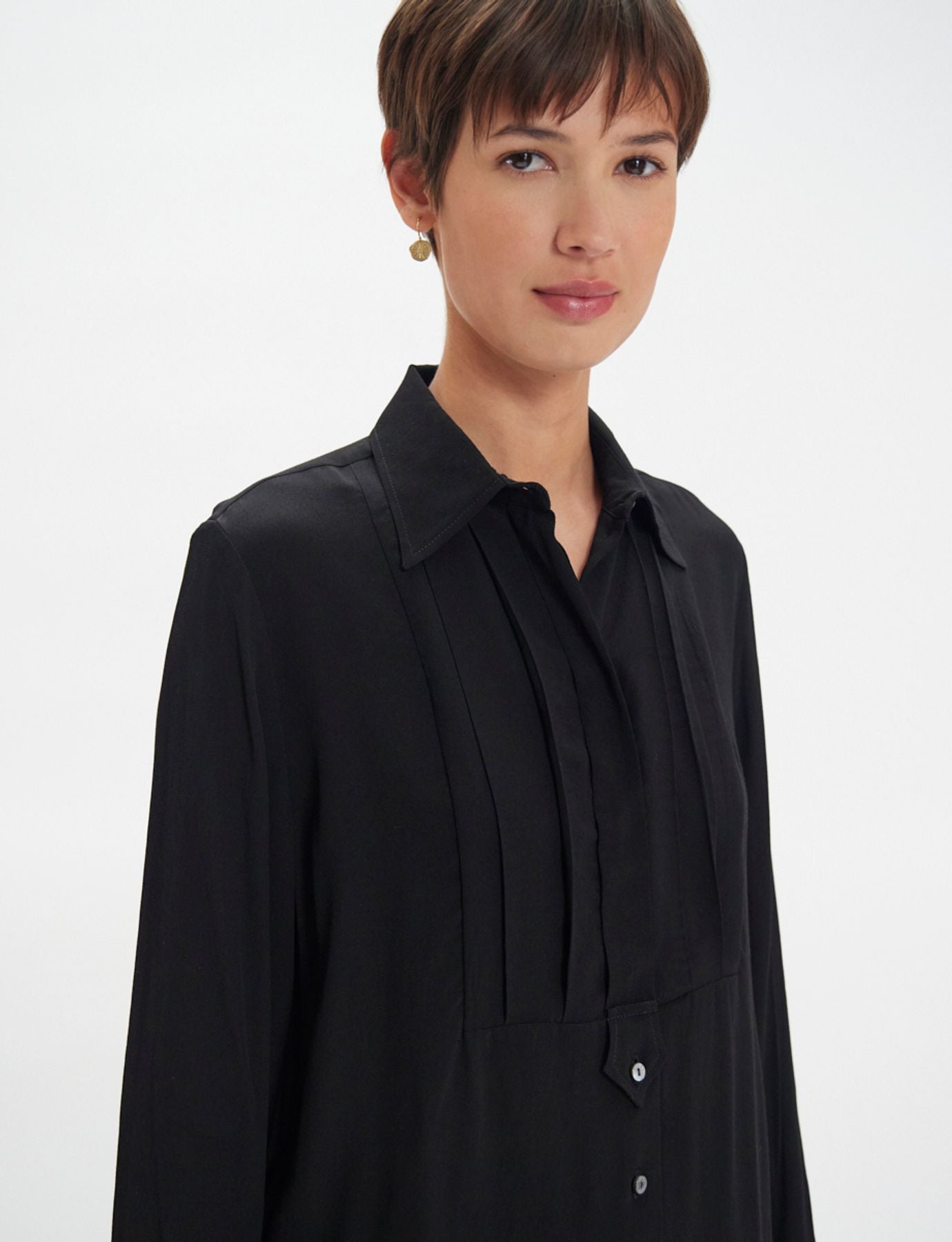 Clara camisa negra