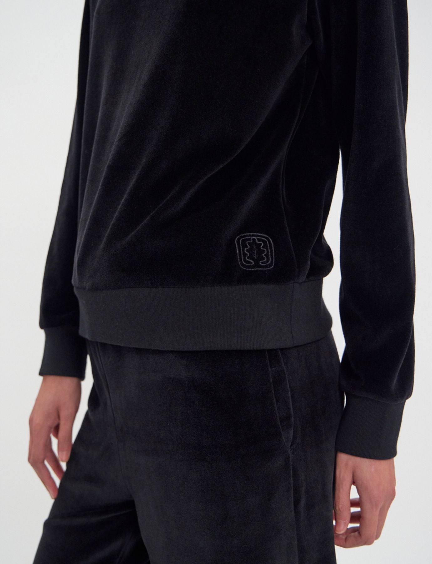 Sudadera Mathilde de terciopelo negro liso