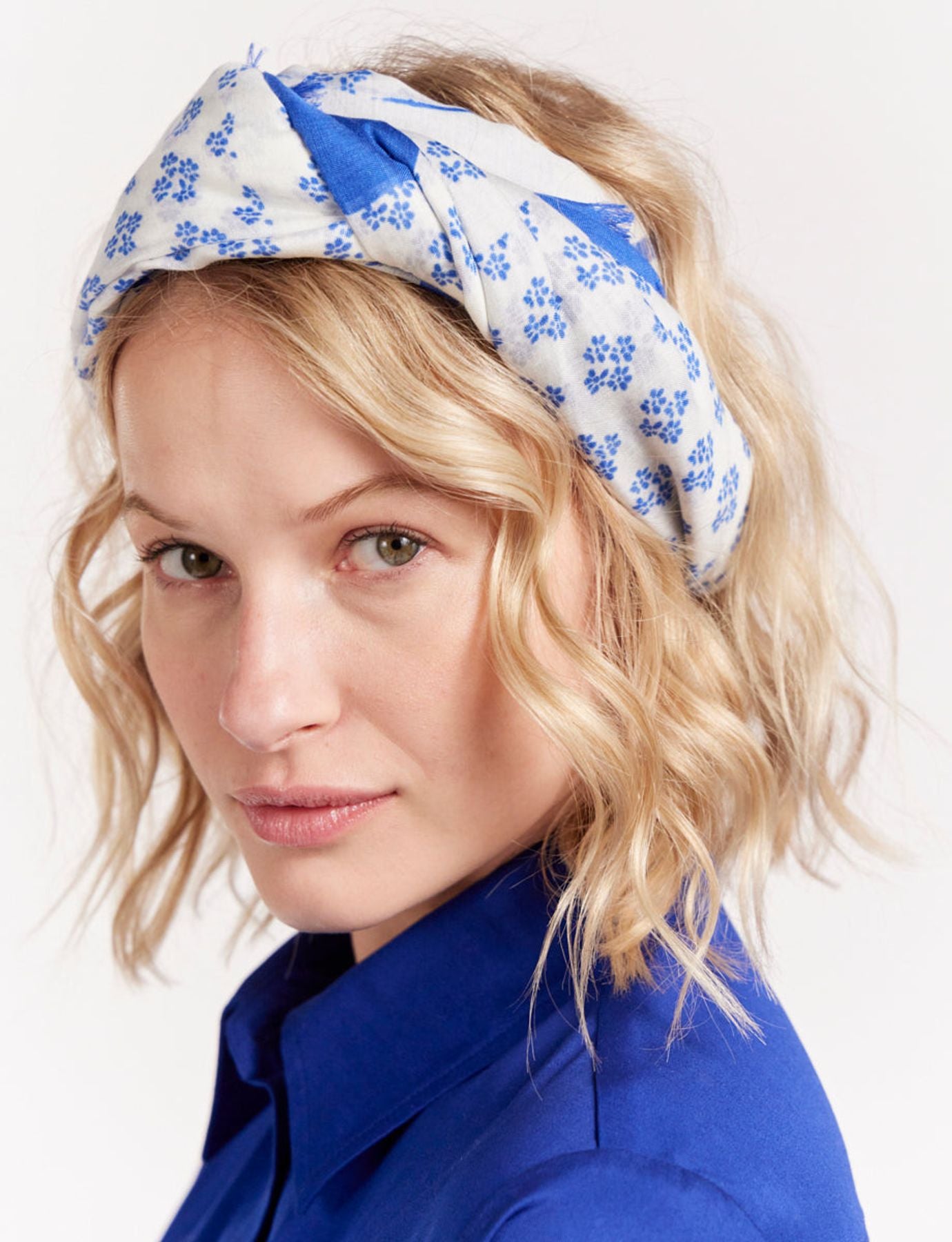 Pareo Flore estampado en azul y blanco