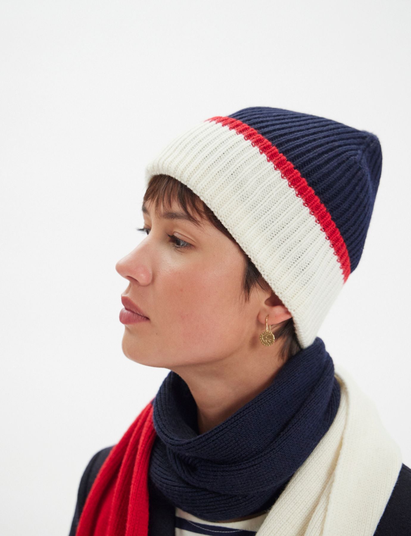 Gorro Pedro de punto azul marino con reverso crudo y malla roja