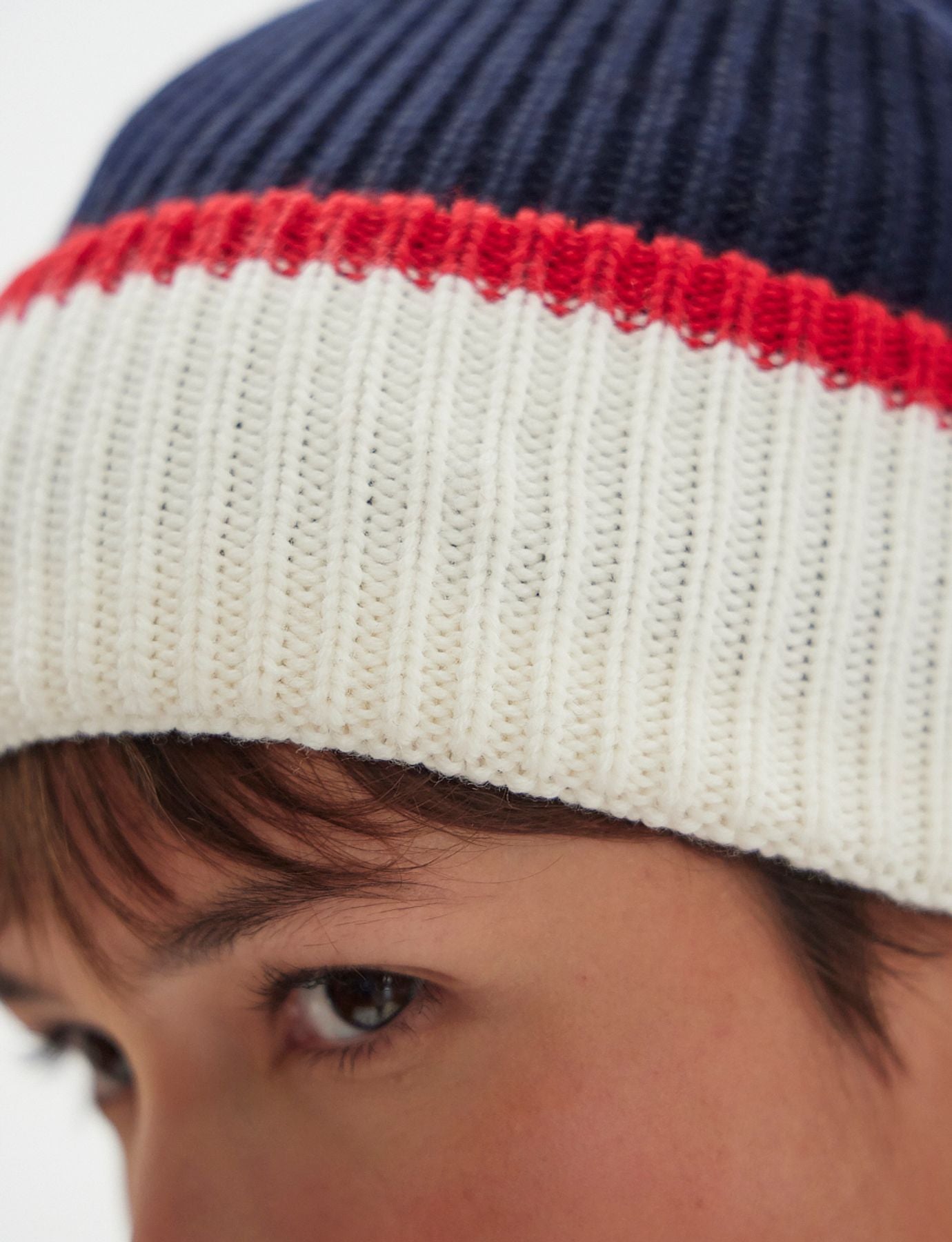 Gorro Pedro de punto azul marino con reverso crudo y malla roja