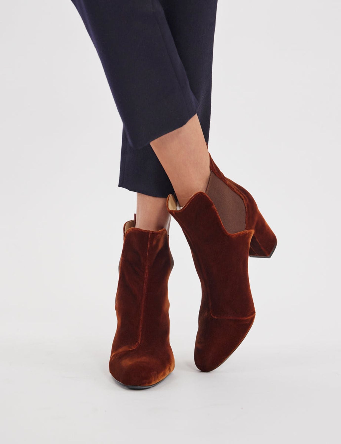 Botines Chelsea con tacón, terciopelo cobre