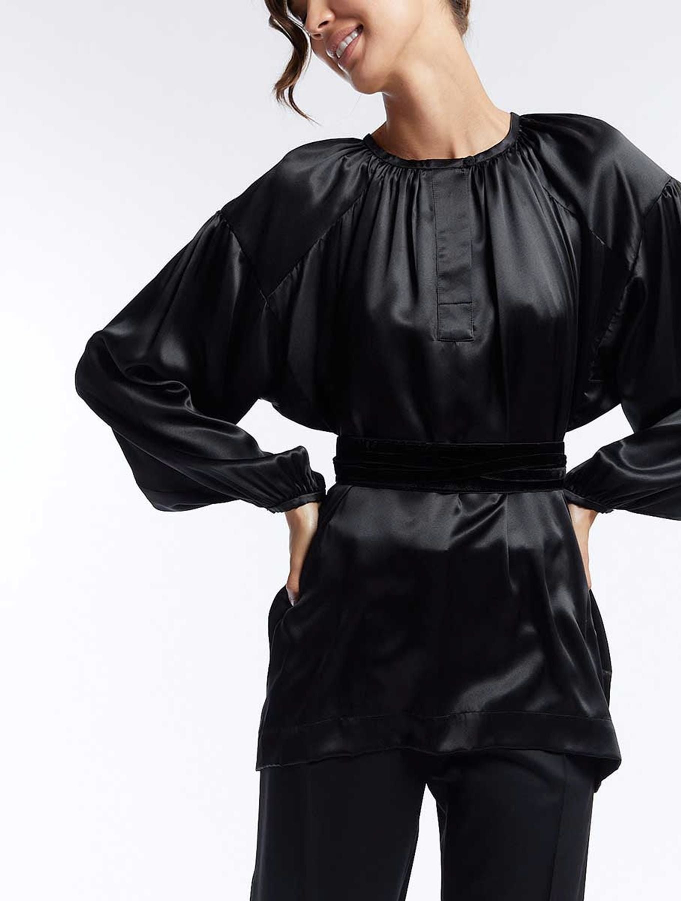 Floralie top de seda negro