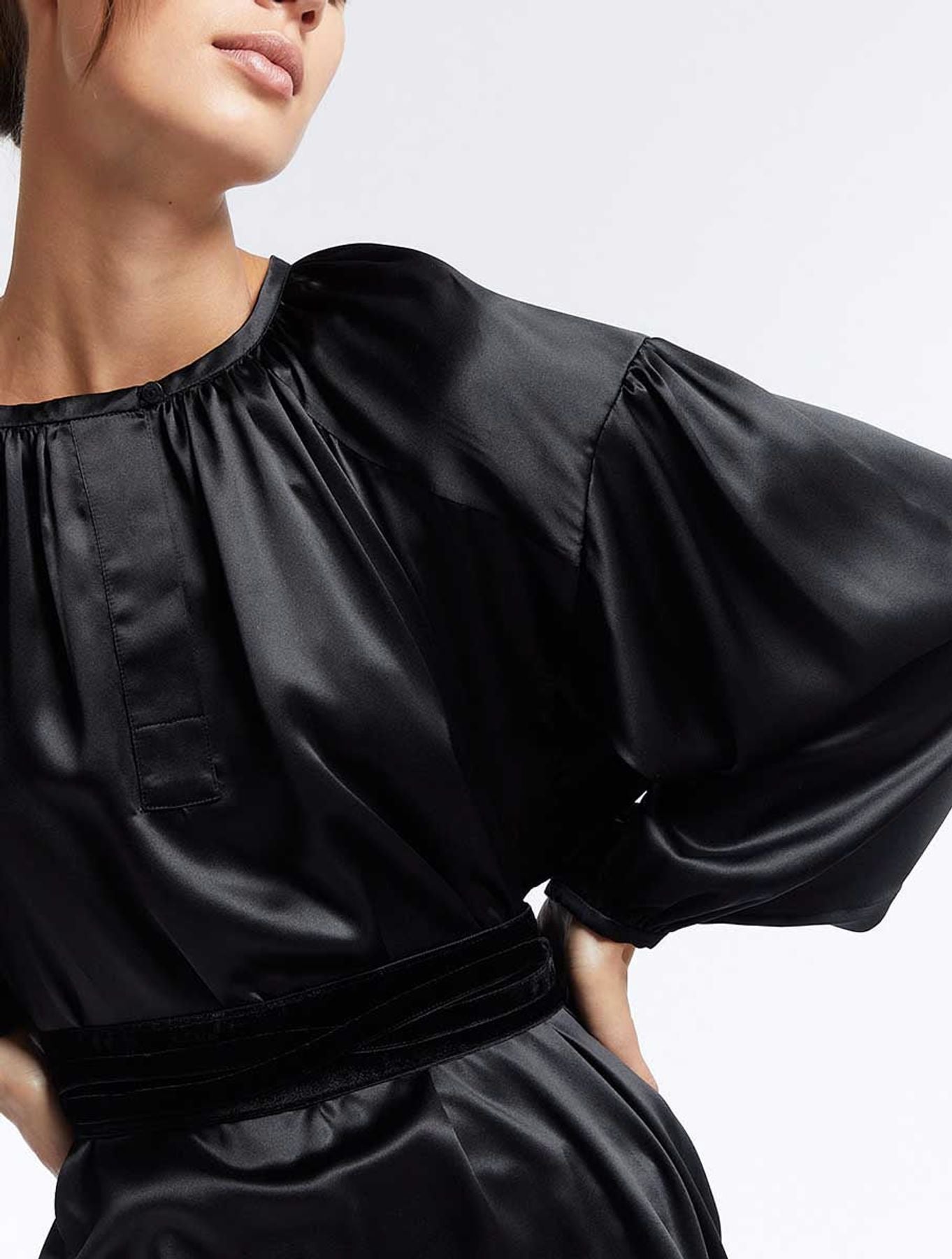 Floralie top de seda negro