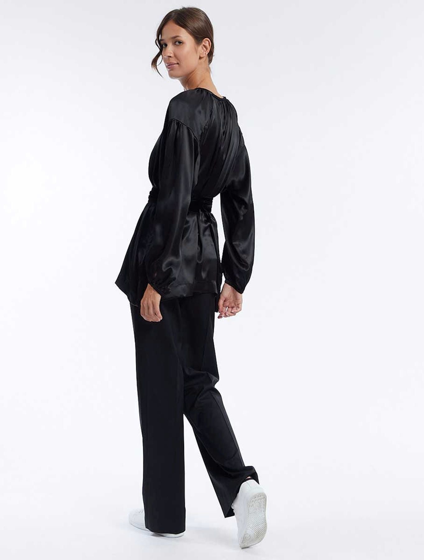 Floralie top de seda negro