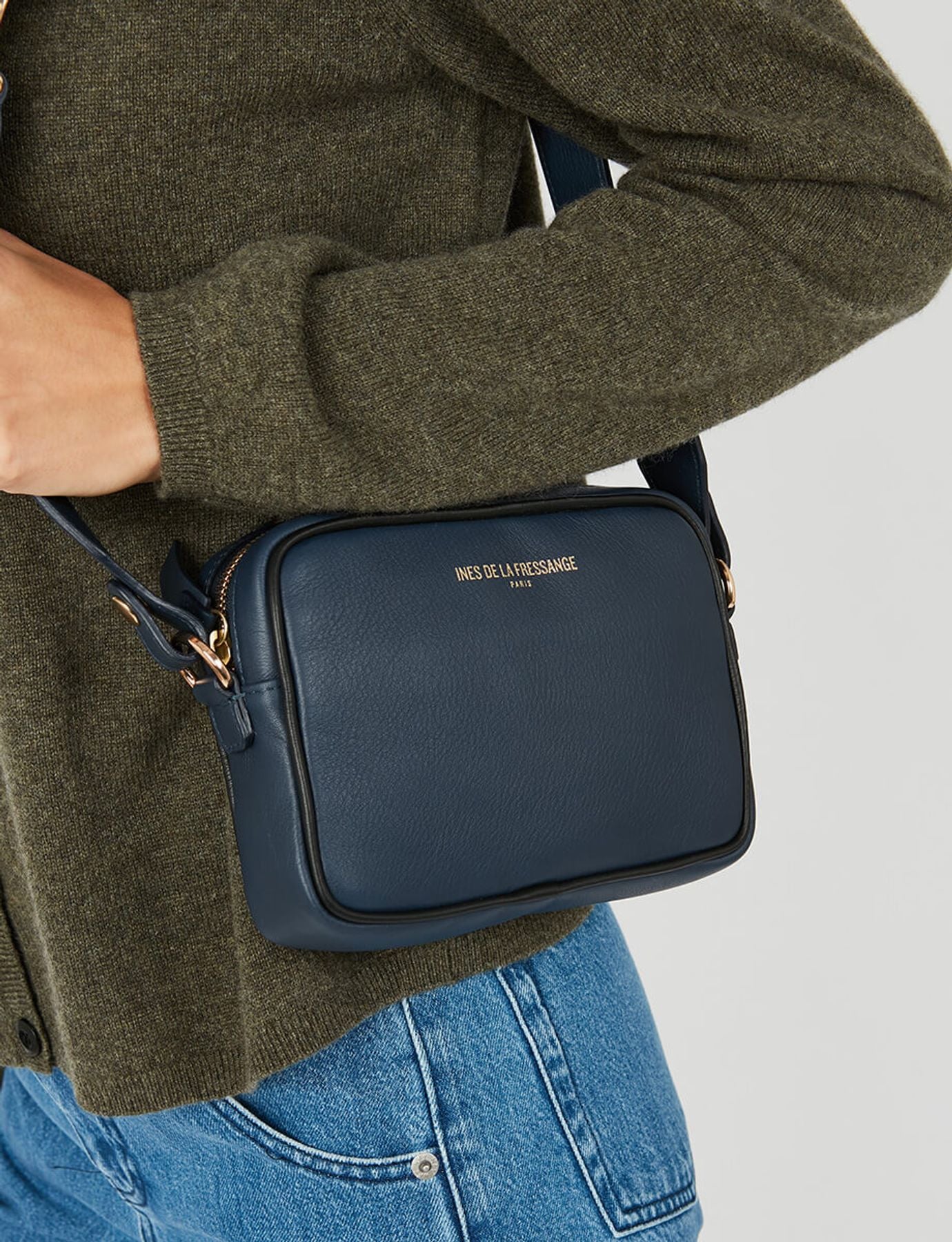 Bolso banana Marcia de piel azul marino con ribetes negros