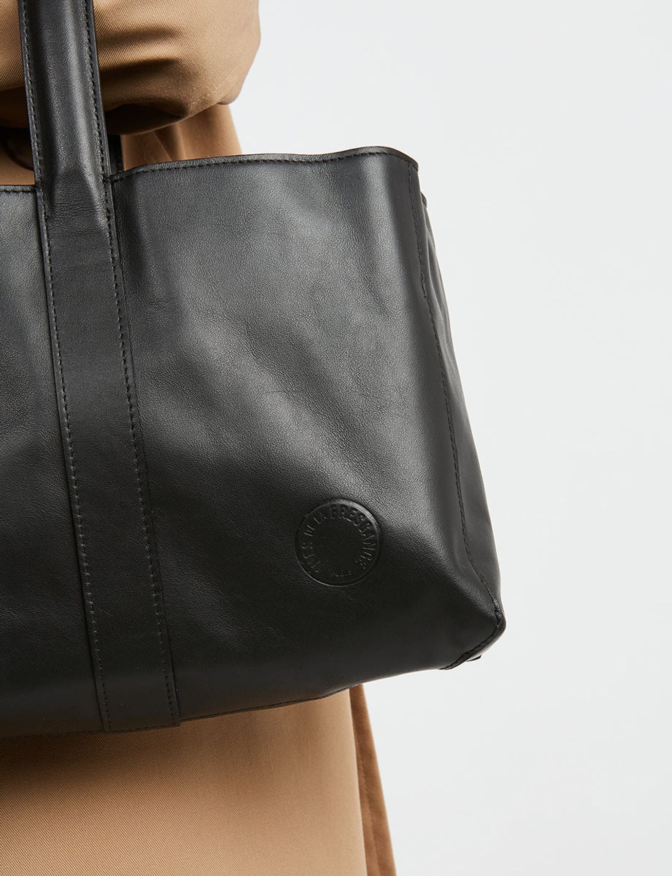 Léonore S black leather bag