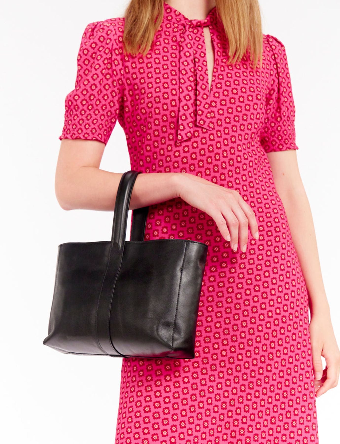 Léonore S black leather bag