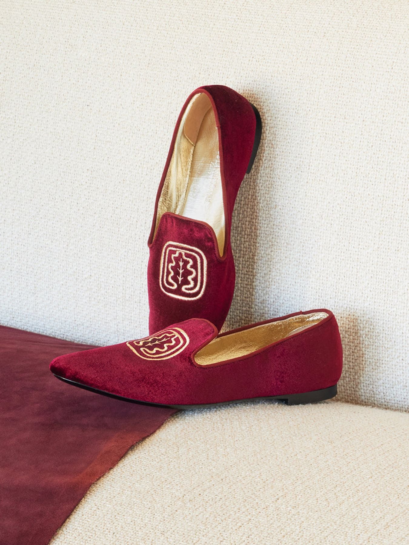 Zapatillas de terciopelo burdeos bordadas