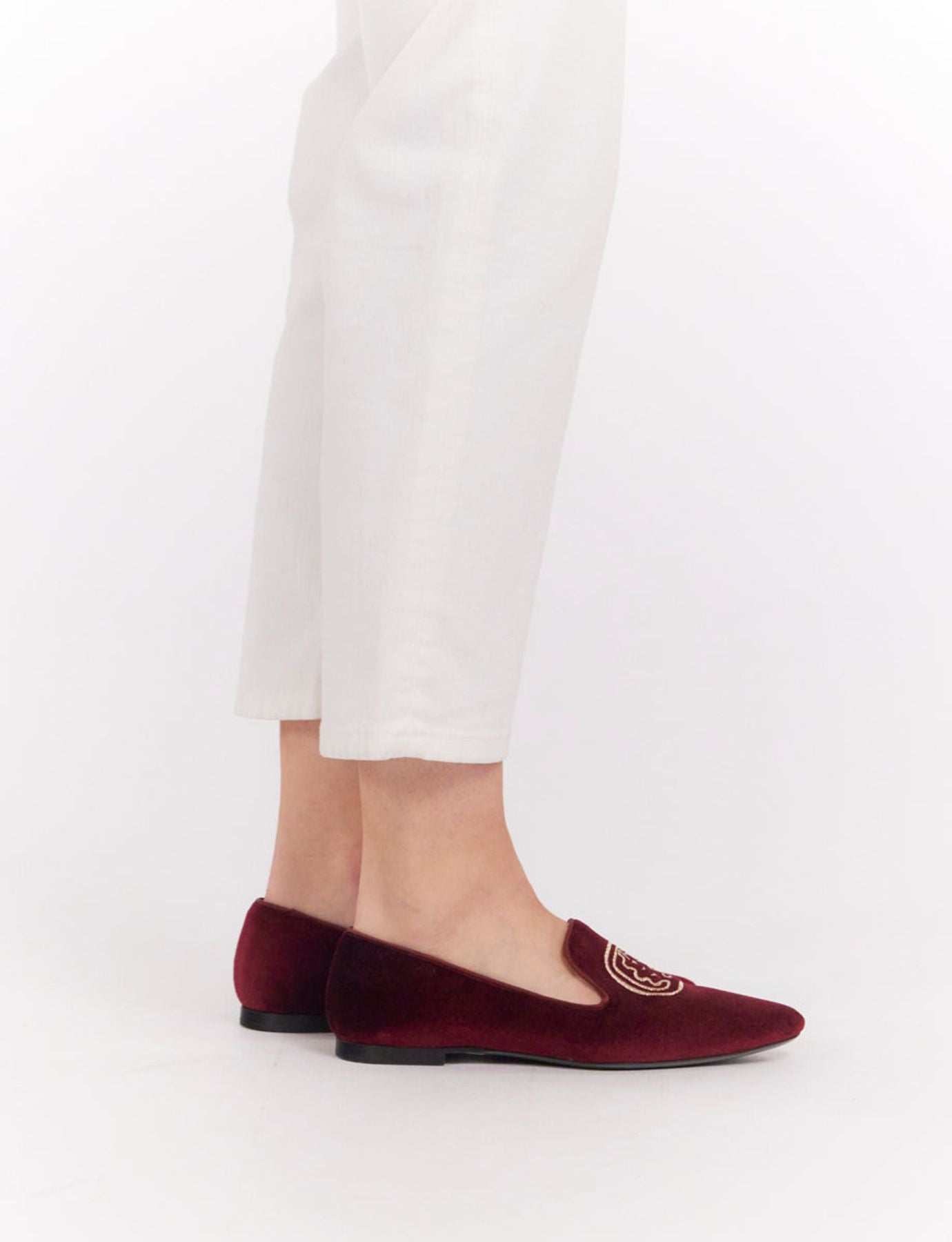 Zapatillas de terciopelo burdeos bordadas