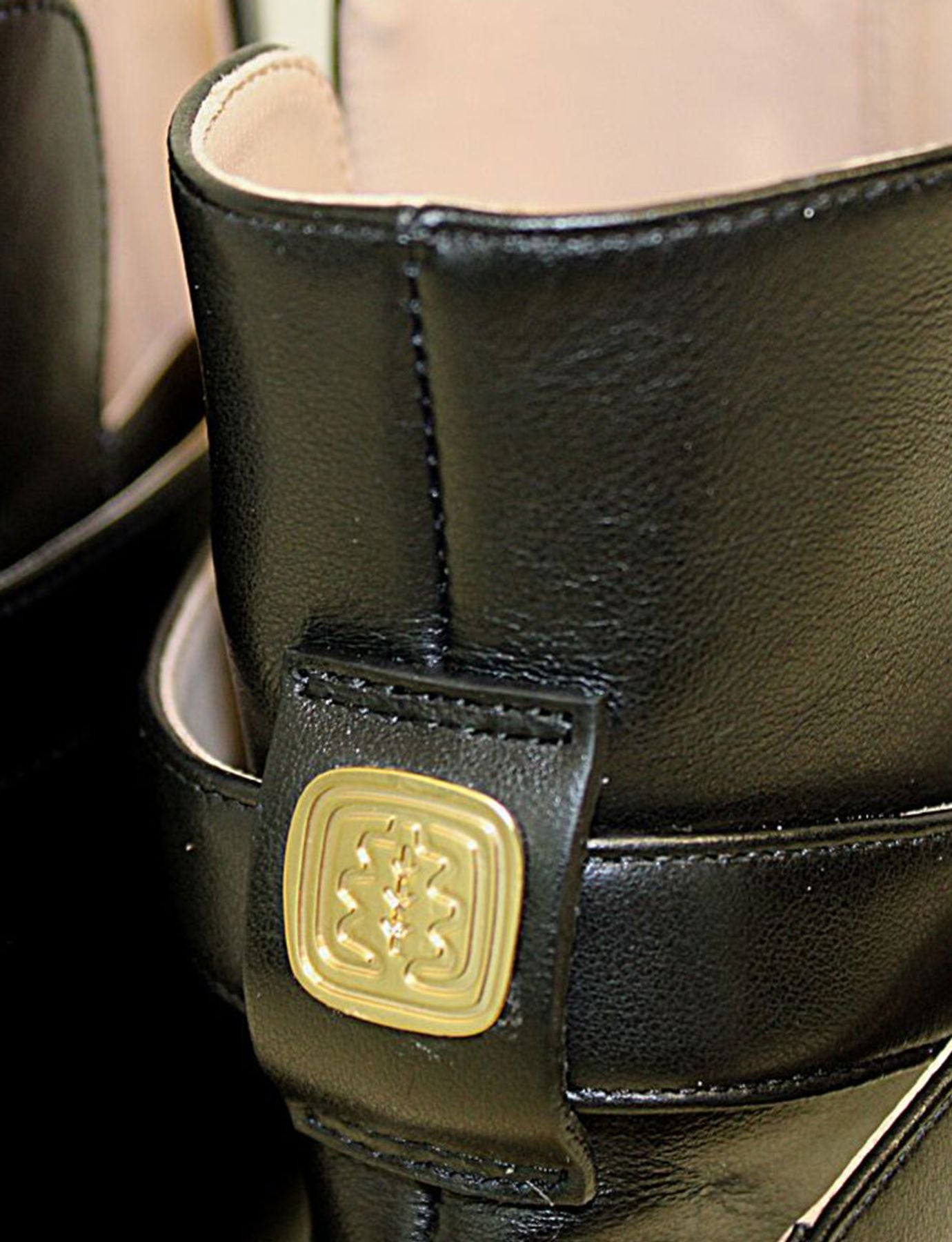 Botas planas de cuero negro