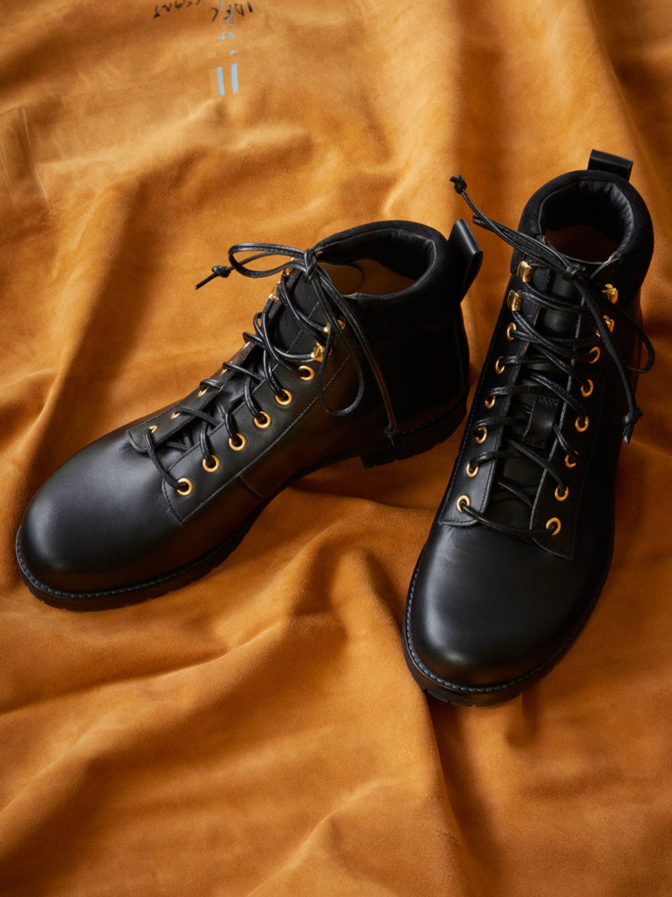 Botas de montaña de cuero negro