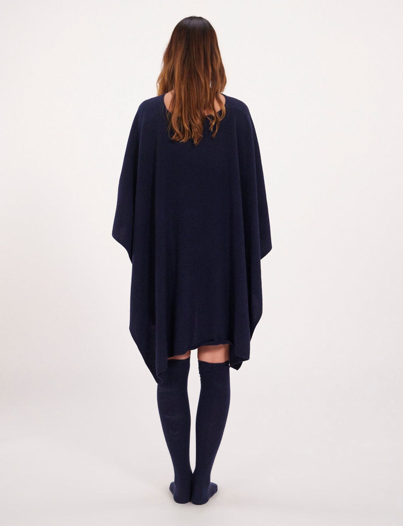 Poncho azul noche con cuello en V x Notshy