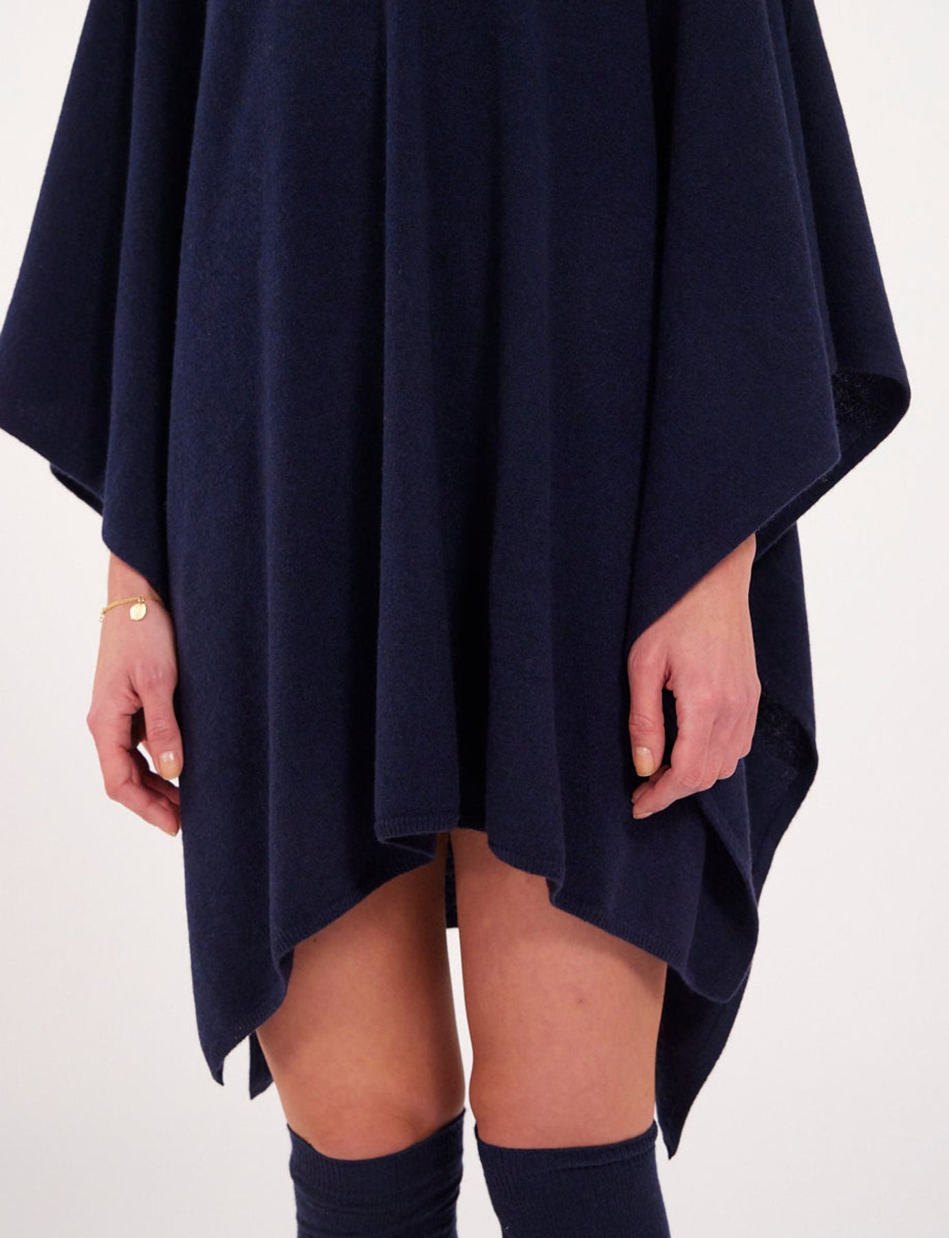 Poncho azul noche con cuello en V x Notshy