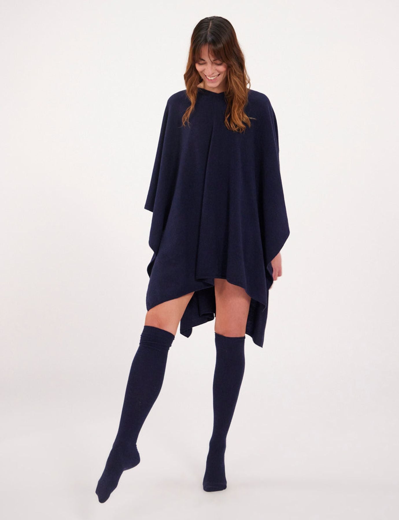 Poncho azul noche con cuello en V x Notshy