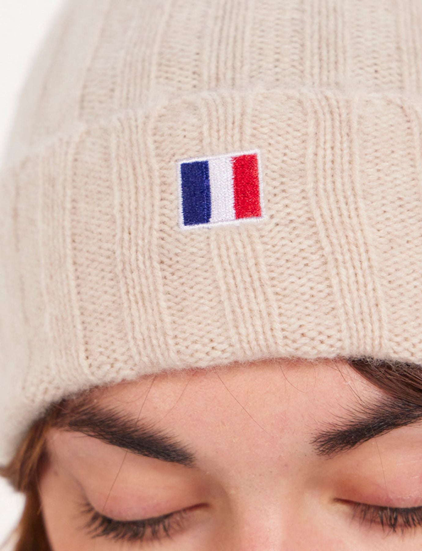 Gorro de cachemir con solapas beige Ines x Notshy