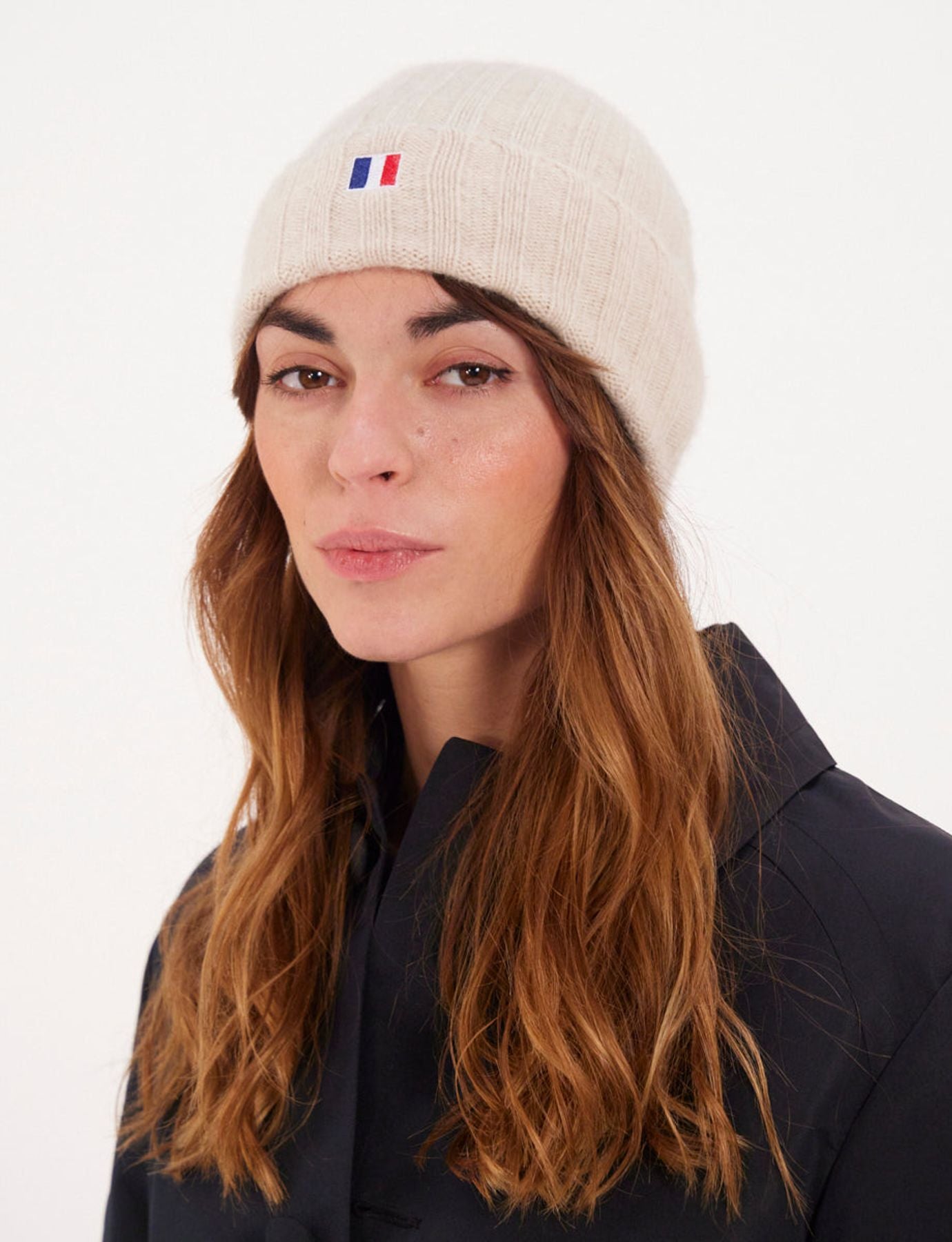 Gorro de cachemir con solapas beige Ines x Notshy