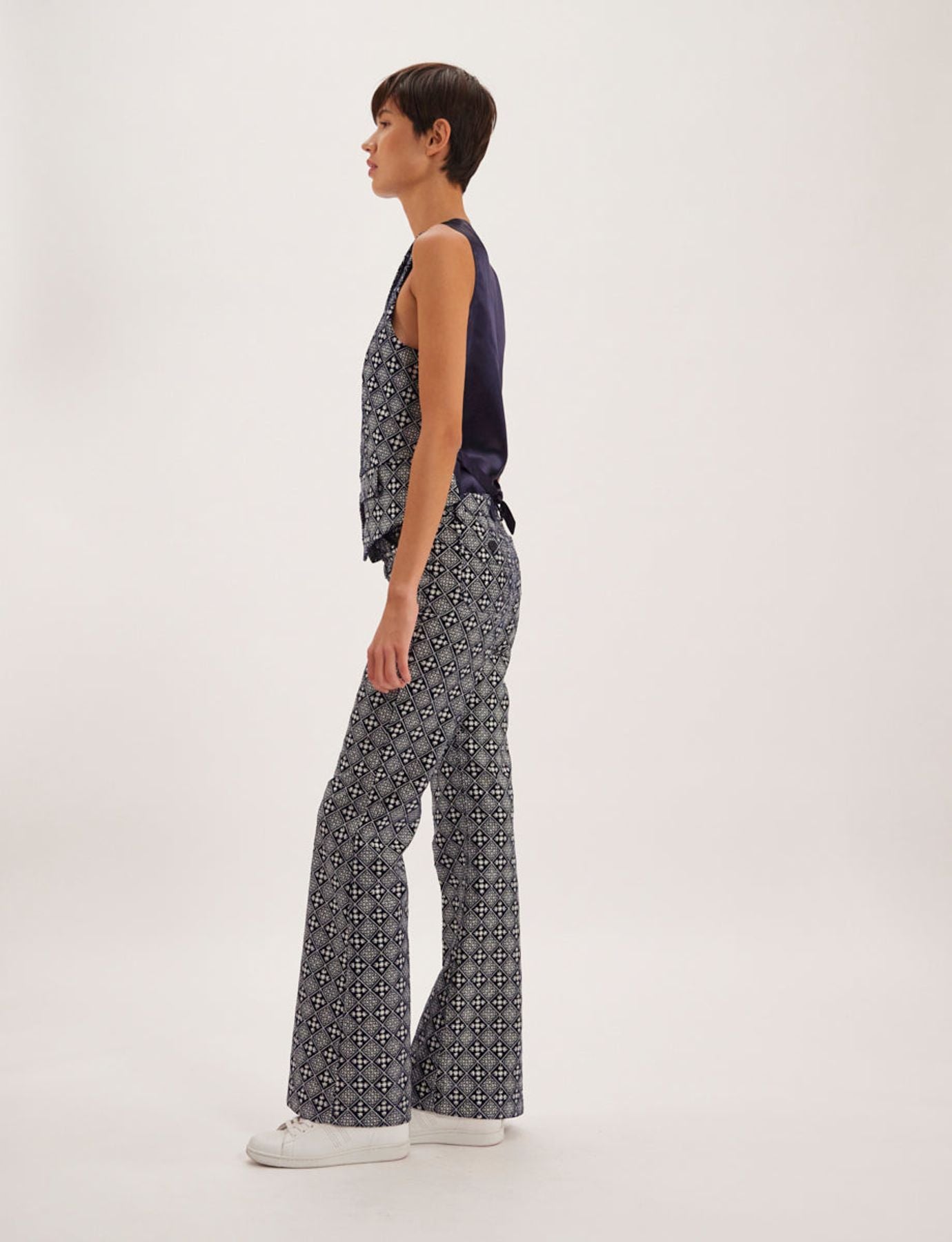 Charlotte pantalón bordado azul y blanco