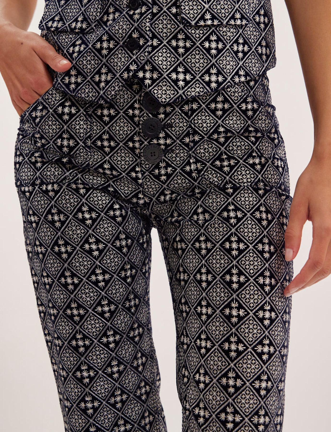 Charlotte pantalón bordado azul y blanco
