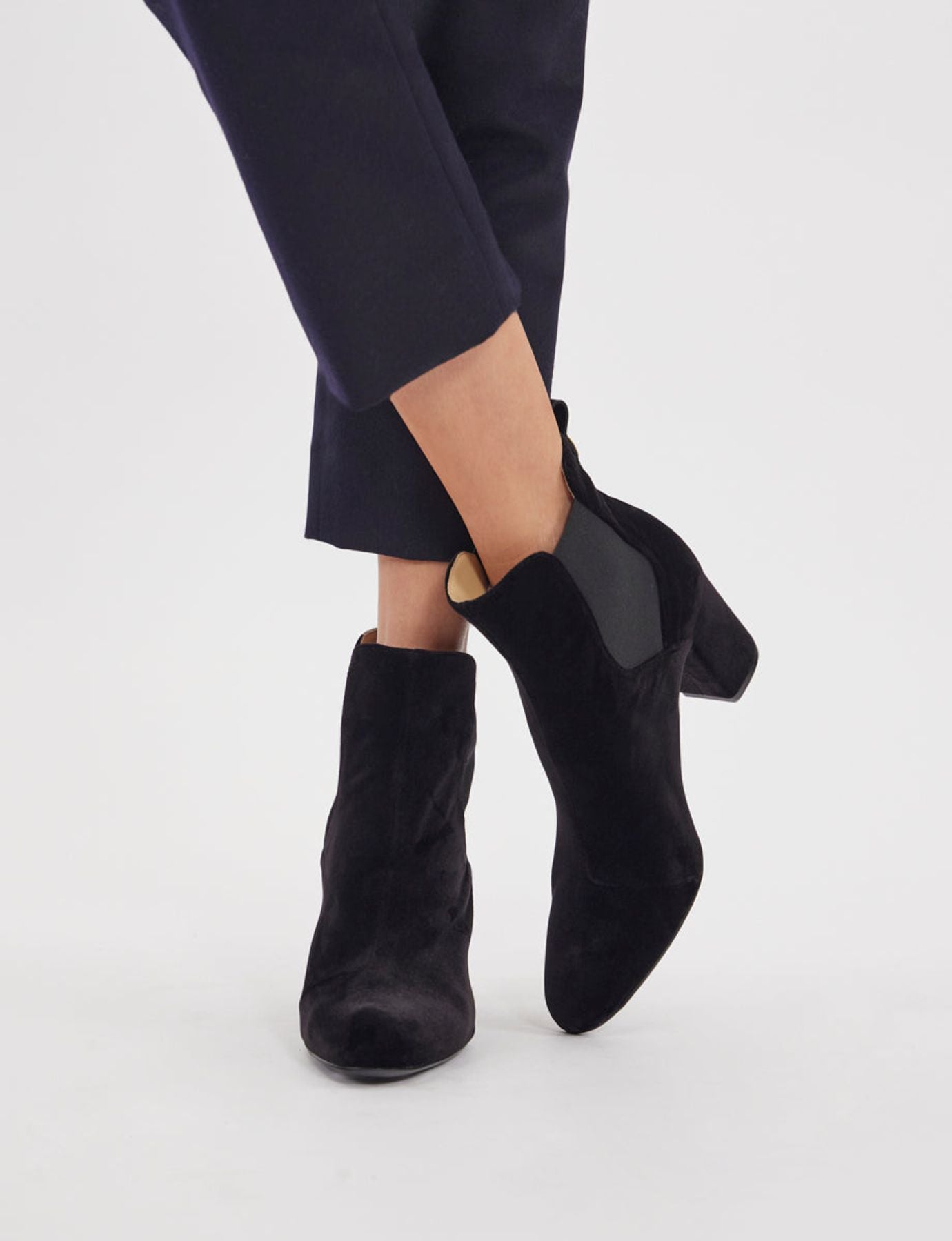 Botines Chelsea con tacón, terciopelo negro
