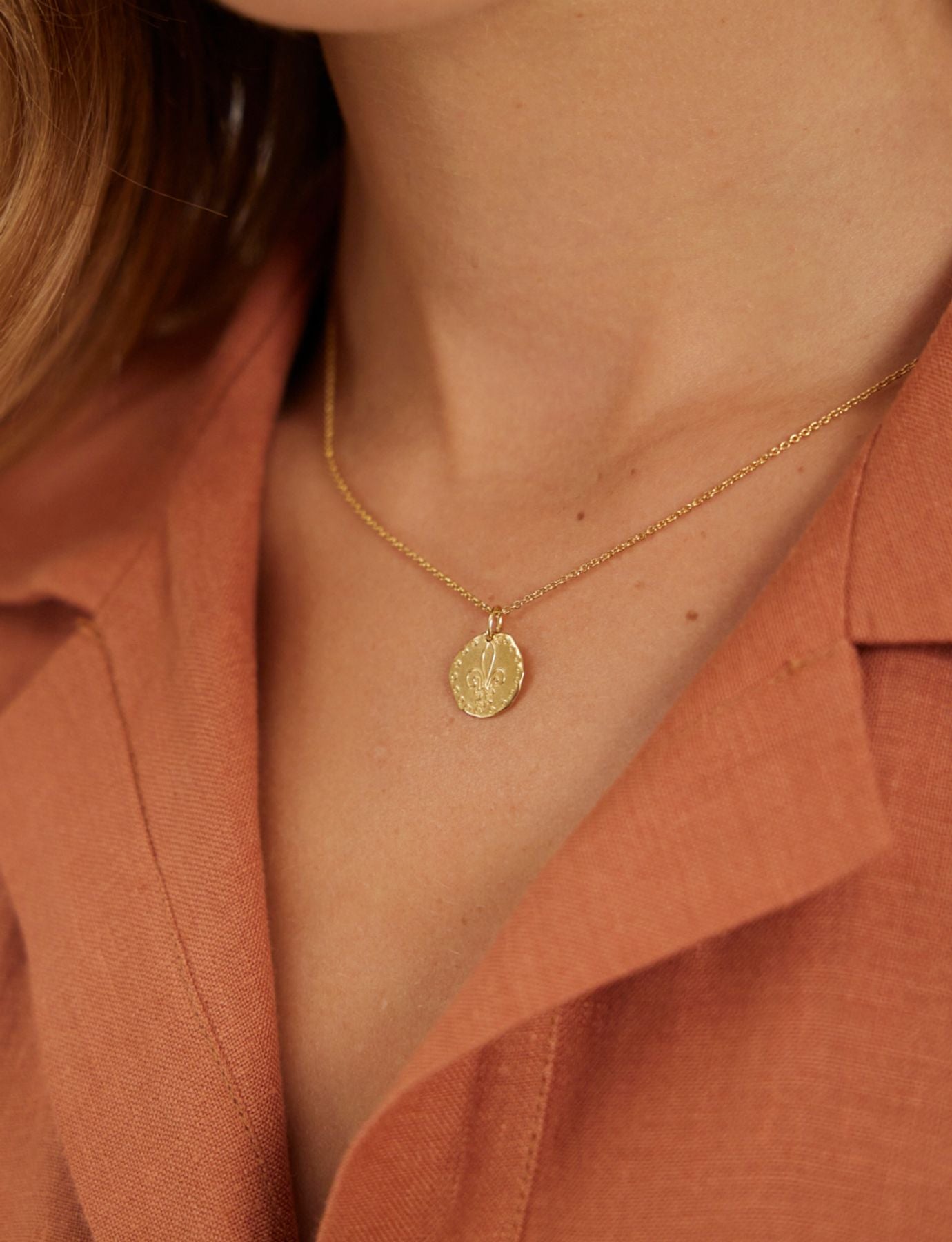 gold-plated Lutetia pendant with lily motif