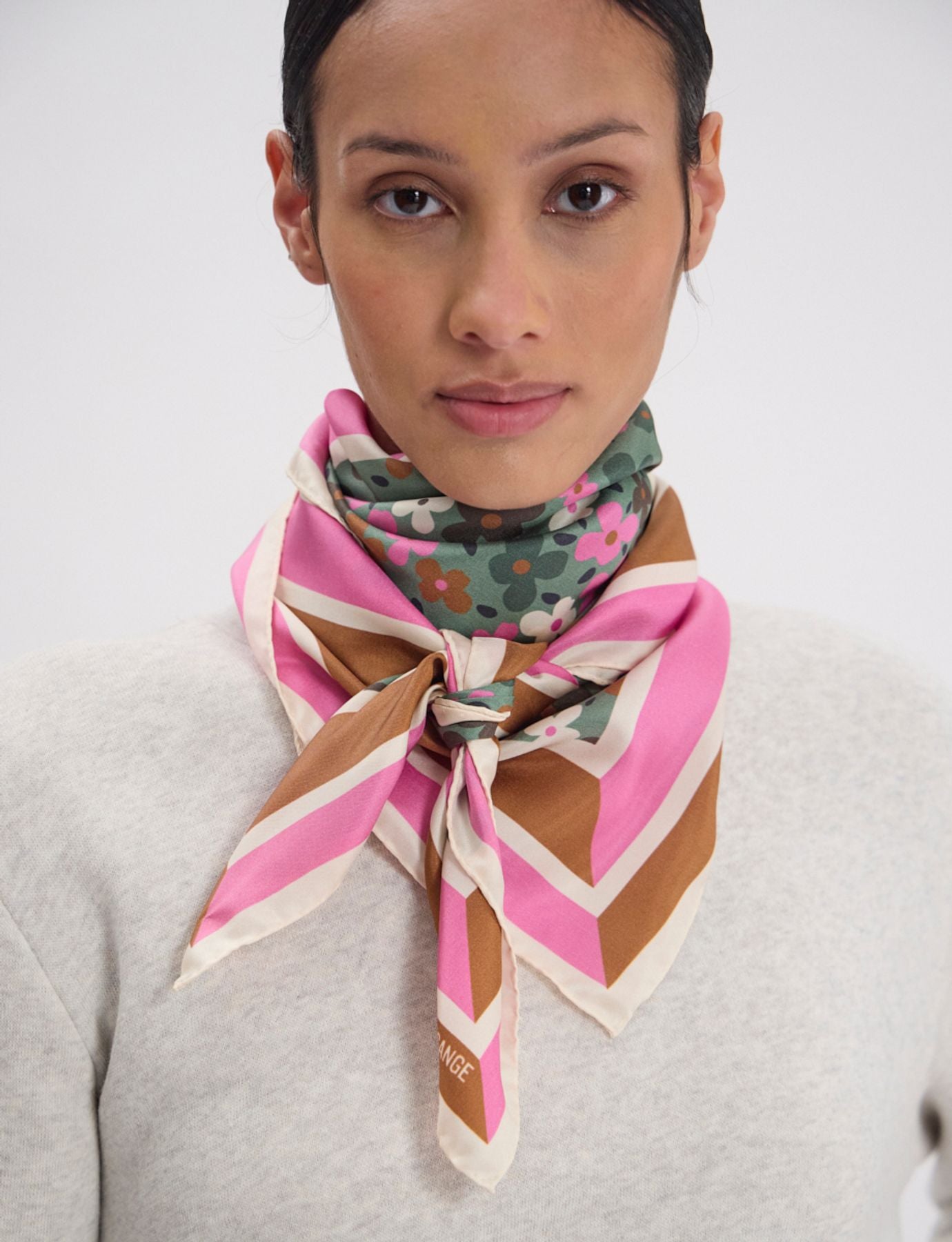 foulard-lewis-en-soie-motif-a-fleurs-vert-et-rose