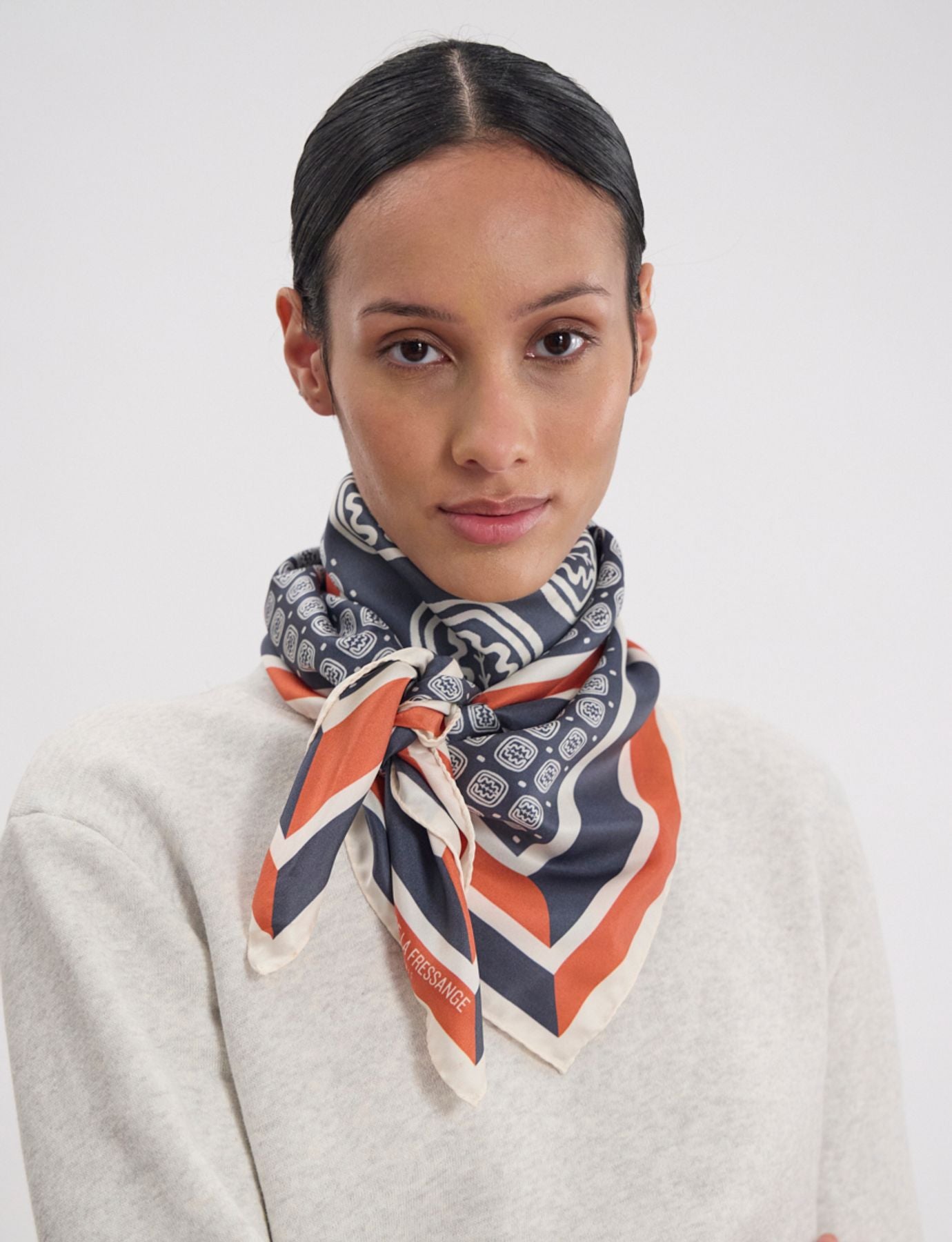 foulard-lewis-en-soie-motif-feuille-de-chene-bleu-ardoise-et-rouge