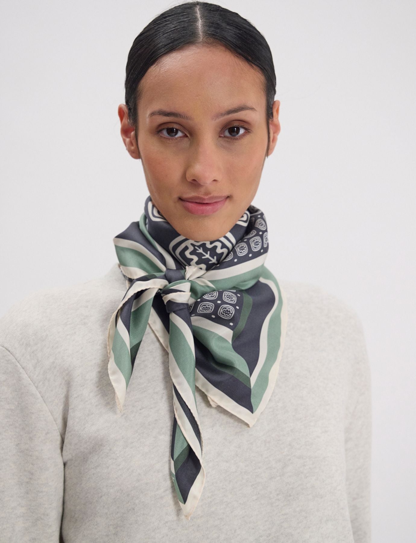 foulard-lewis-en-soie-motif-feuille-de-chene-bleu-ardoise-et-vert