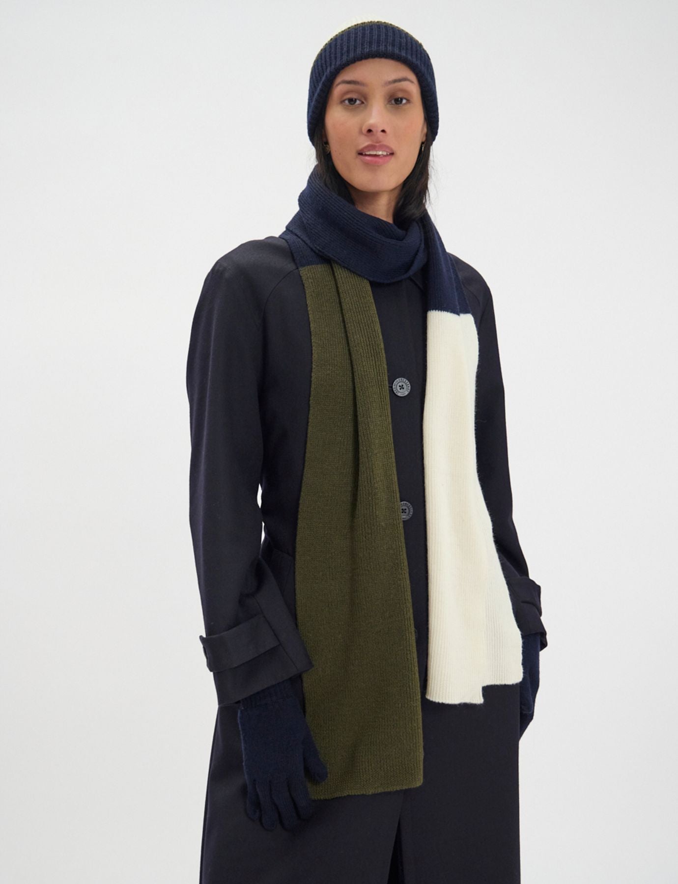 Ysée scarf in wool, navy, khaki and ecru