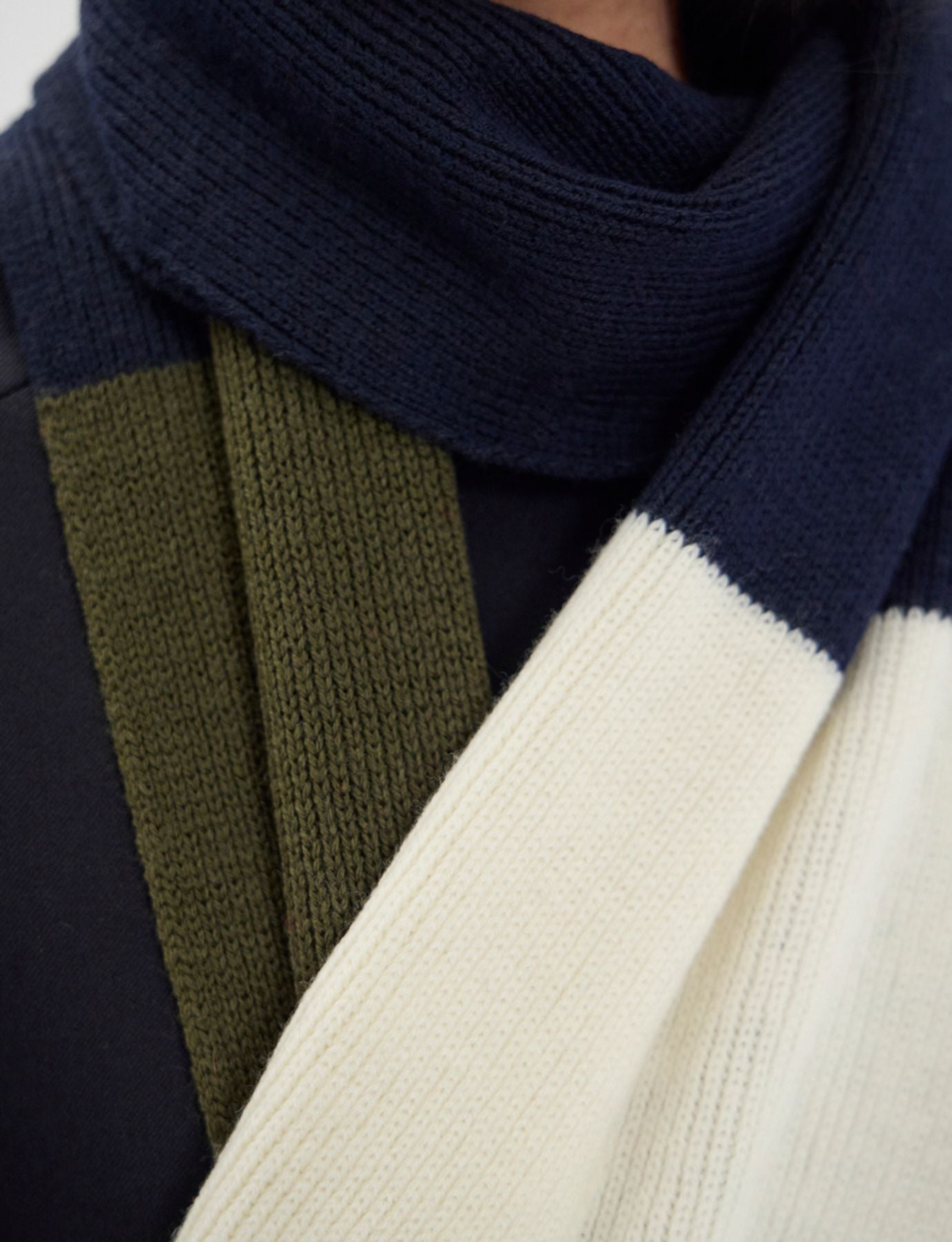 Ysée scarf in wool, navy, khaki and ecru