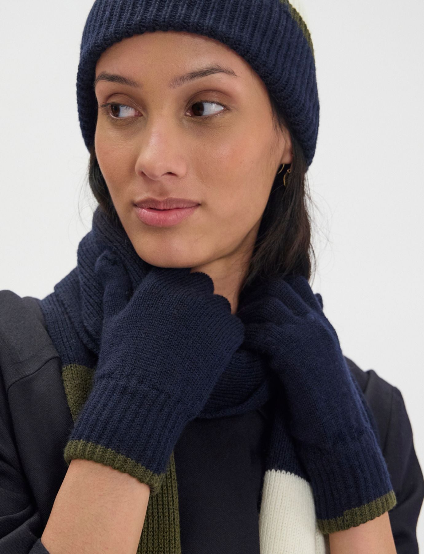 Bahia gloves in navy knit, khaki mesh