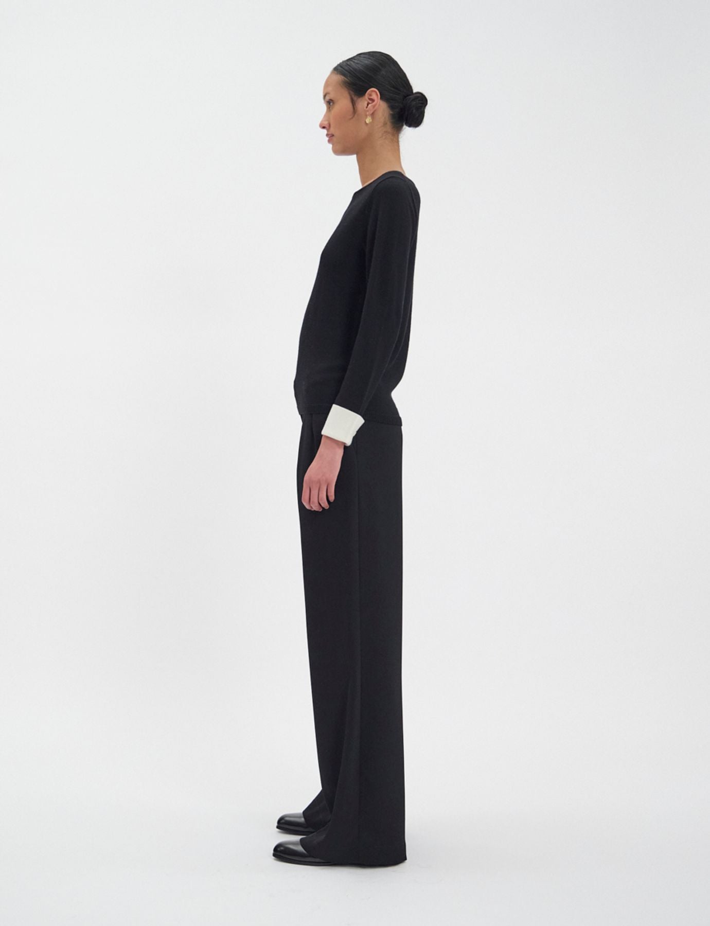Maglione Gigi in lana merino nera, polsini bianchi
