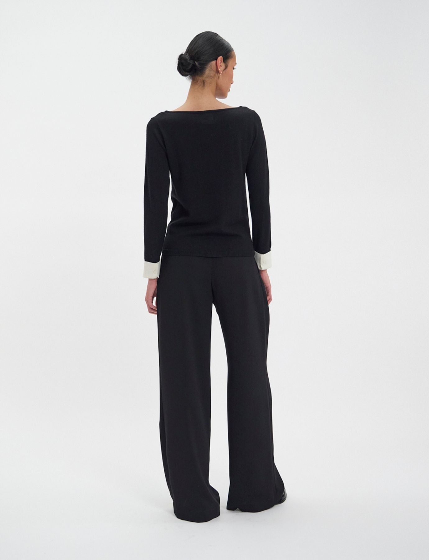 Maglione Gigi in lana merino nera, polsini bianchi