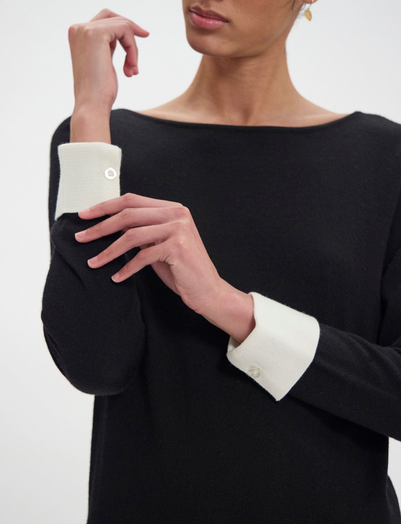 Maglione Gigi in lana merino nera, polsini bianchi