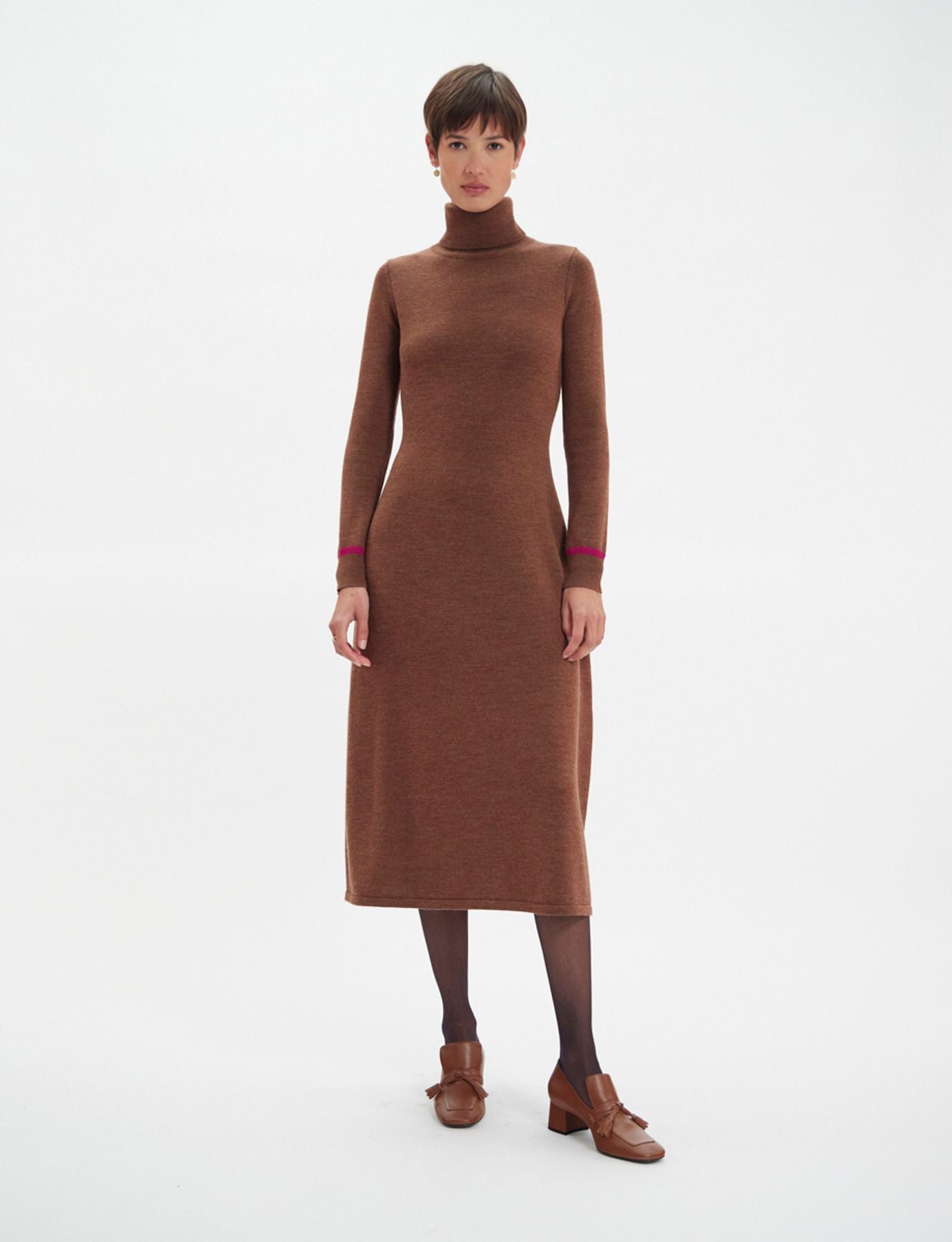 Kleid Divine mit braunem Rollkragen und fuchsiafarbener Paspelierung