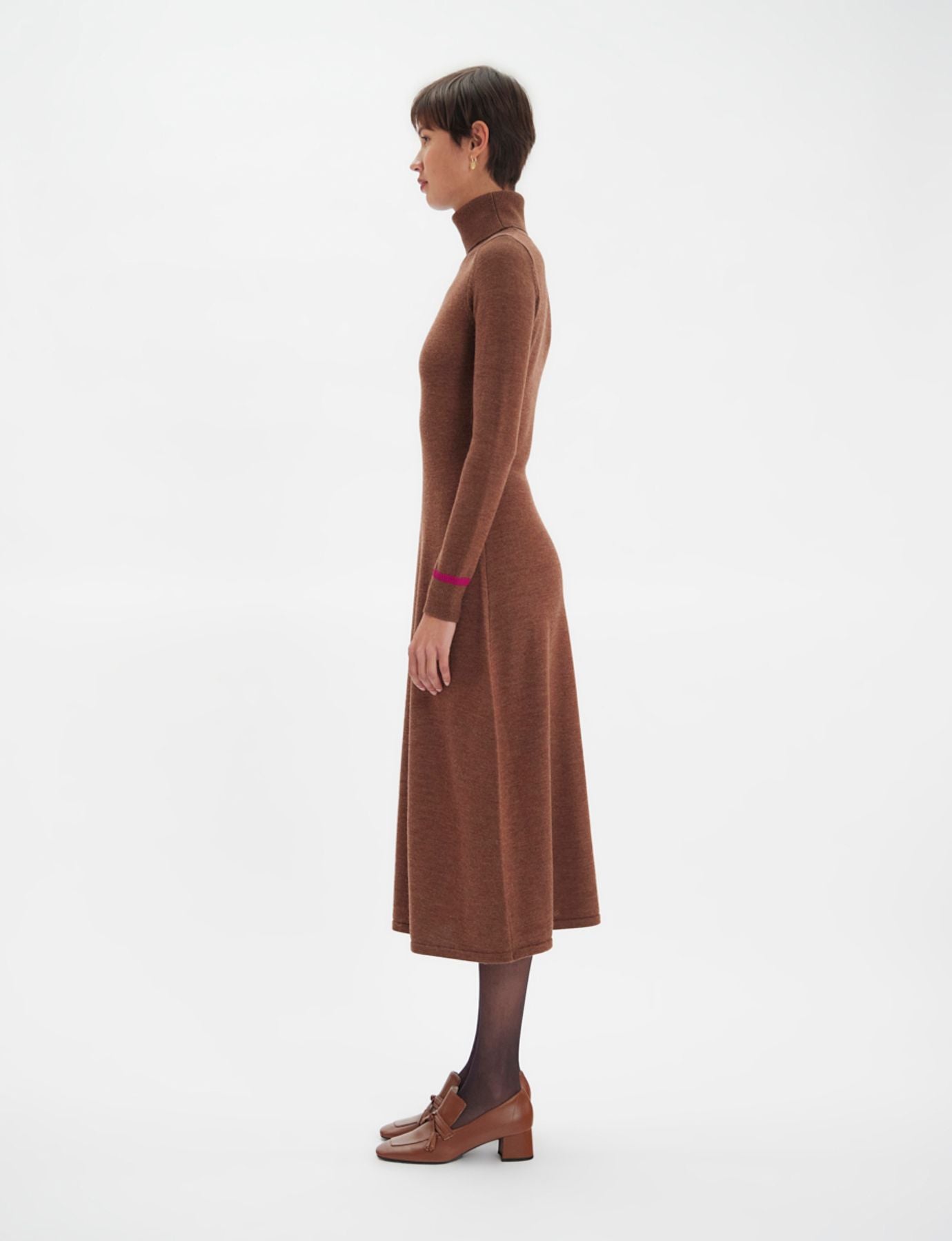 Kleid Divine mit braunem Rollkragen und fuchsiafarbener Paspelierung