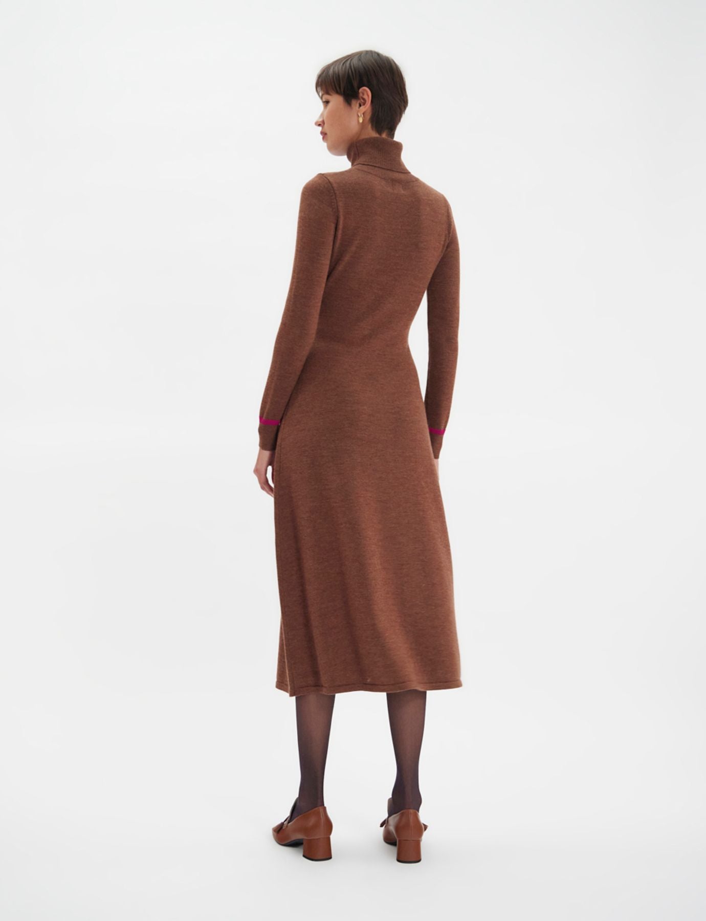 Kleid Divine mit braunem Rollkragen und fuchsiafarbener Paspelierung