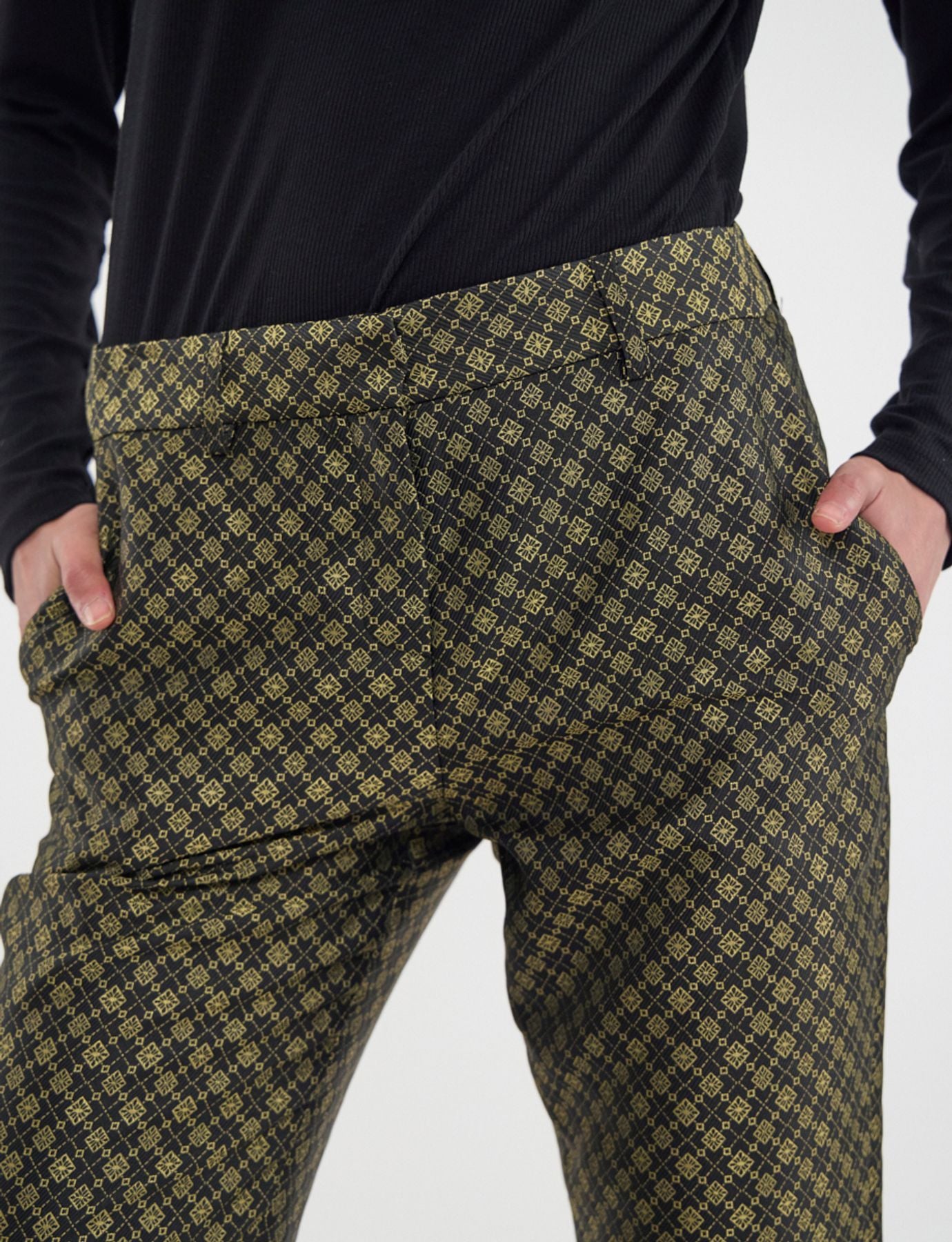 trousers-audrey-weaving-jacquard-black-and-gold