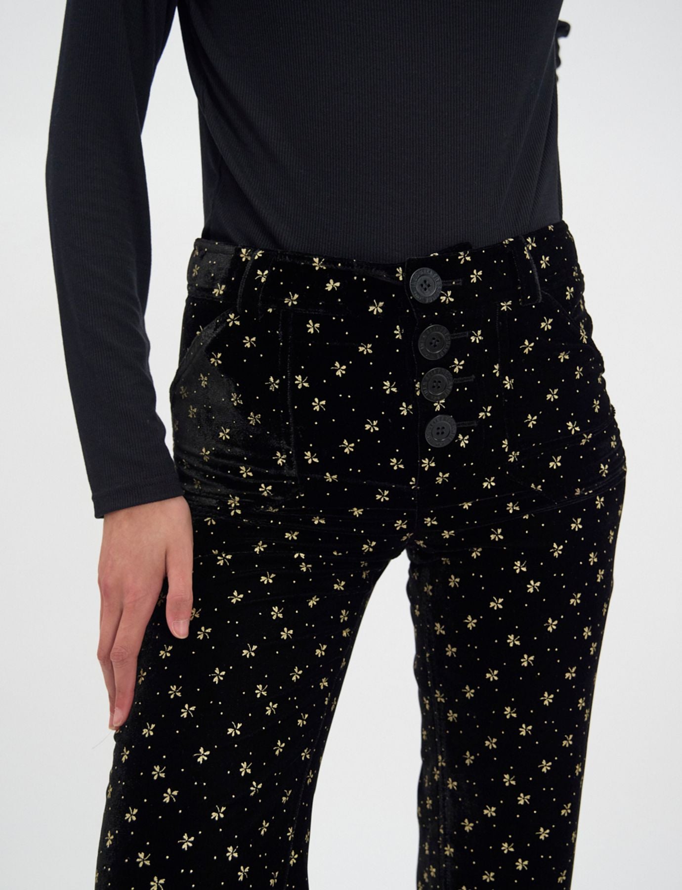 trousers-charlotte-de-terciopelo-negro-liso-con-estampado-dorado