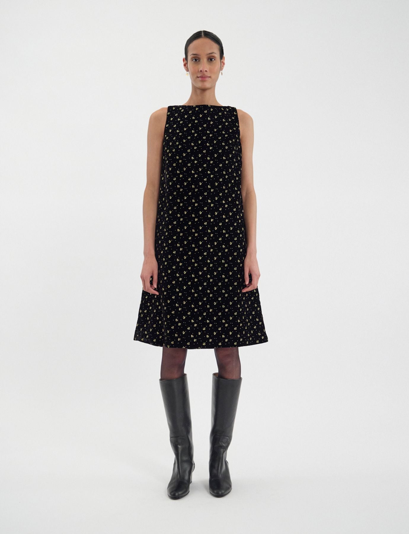 Madeleine-Kleid aus schwarzem, glattem Samt mit Golddruck