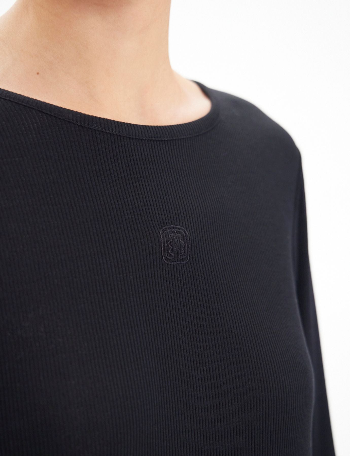 T-shirt nera a maniche lunghe Cindy