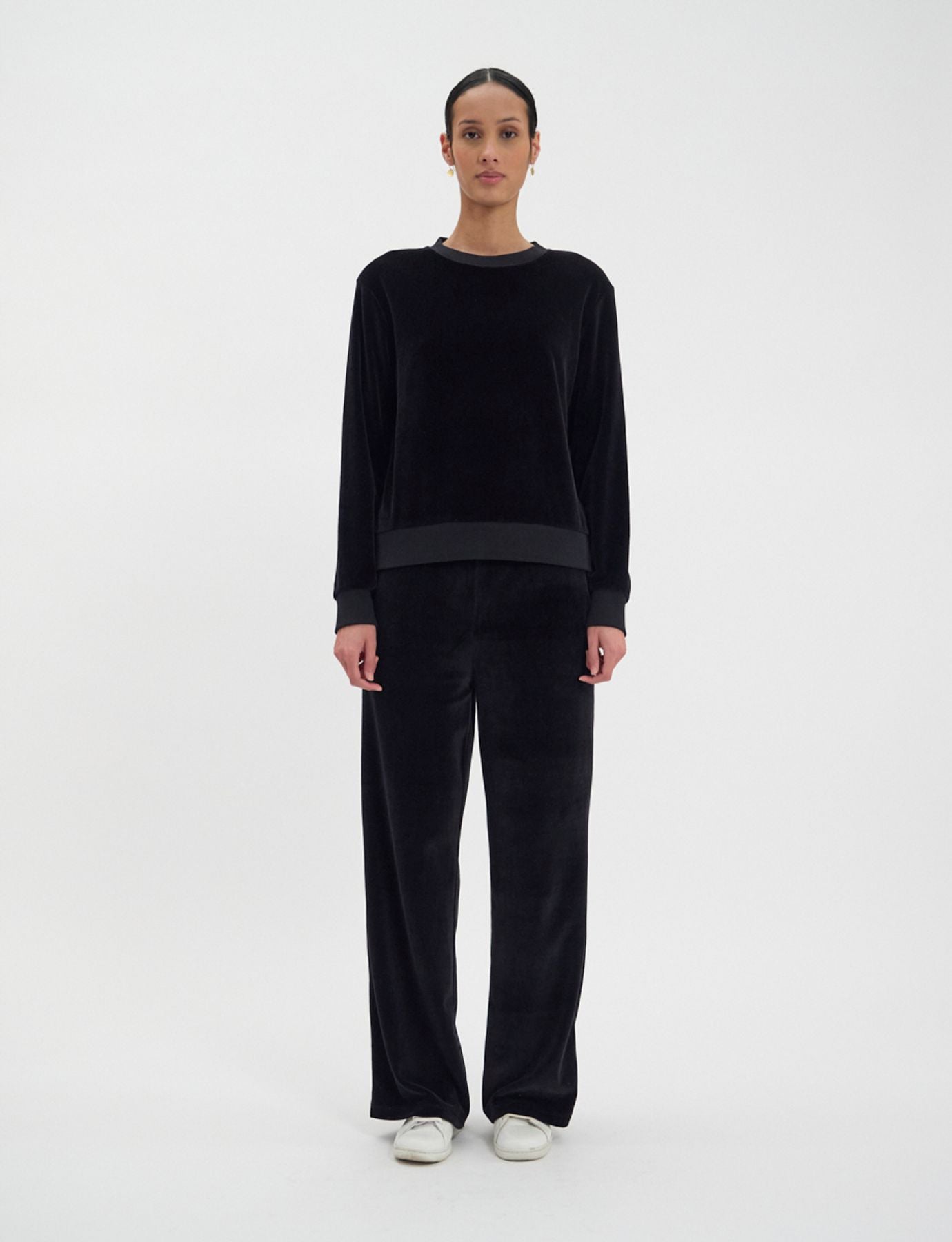 Sweatshirt Mathilde aus glattem Samt in Schwarz