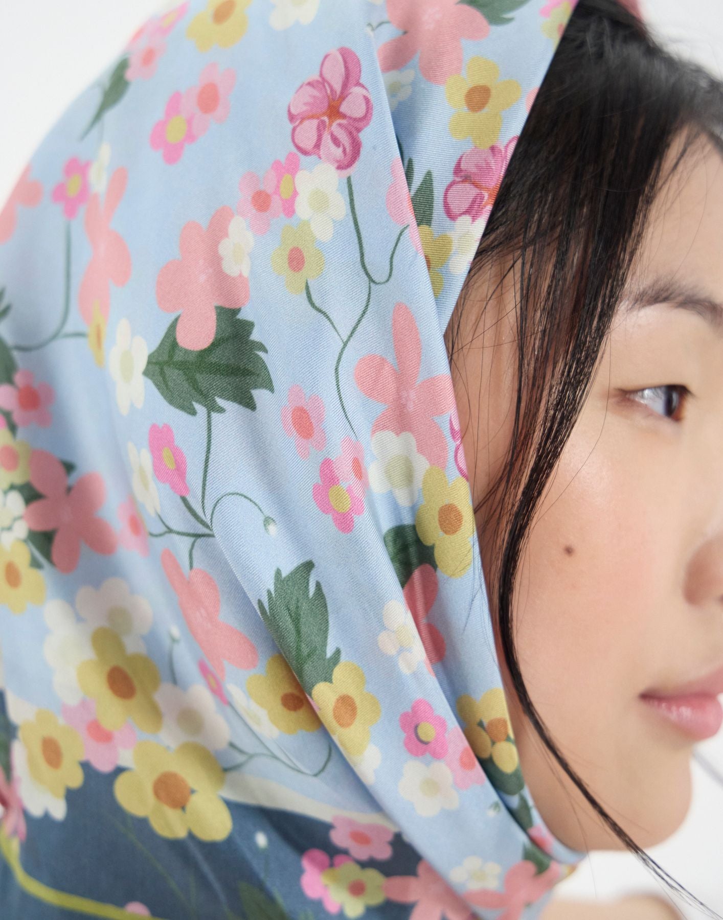 Foulard Lewis en soie bleu à  fleurs