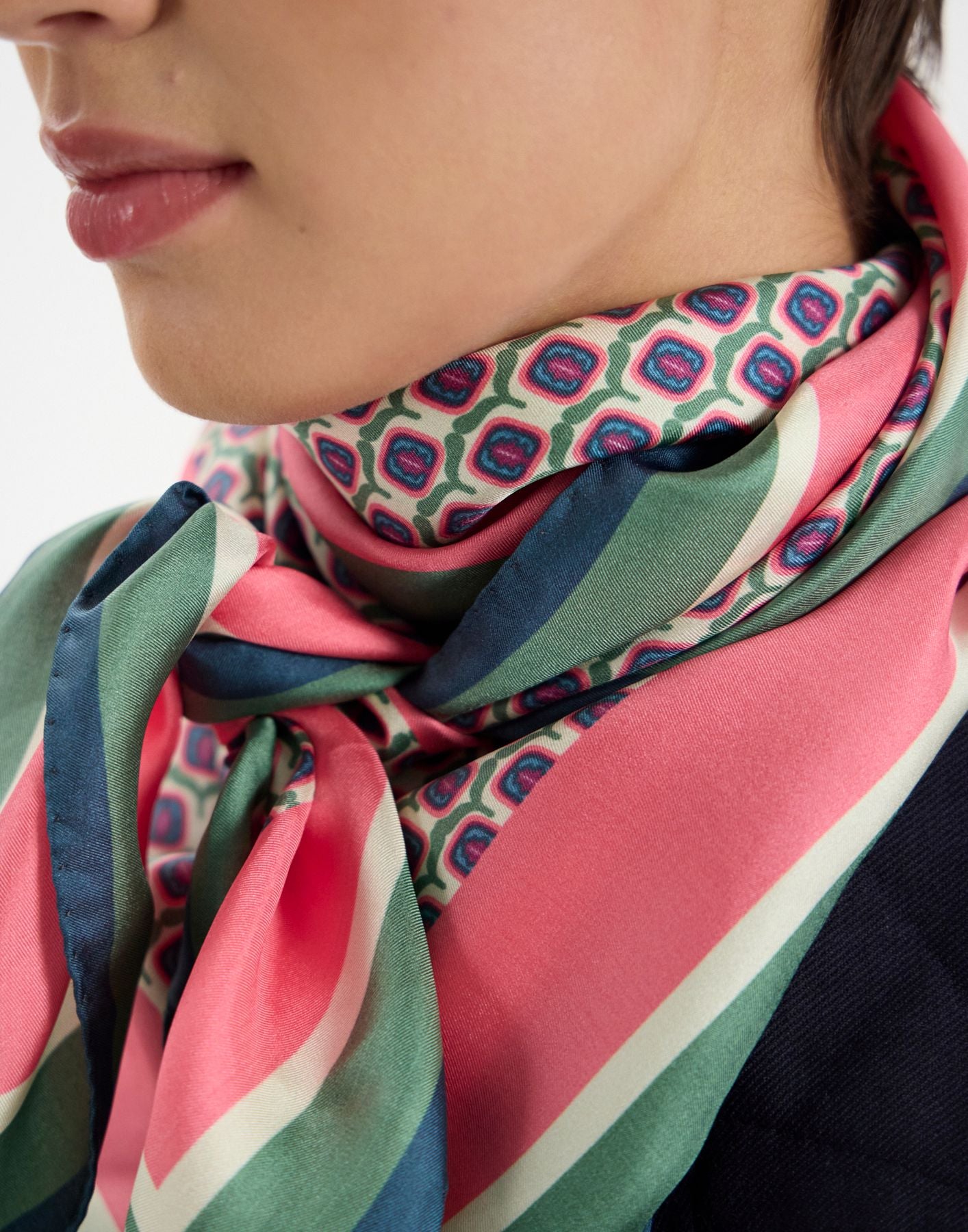 Lewis scarf in green silk with oak leaf motif