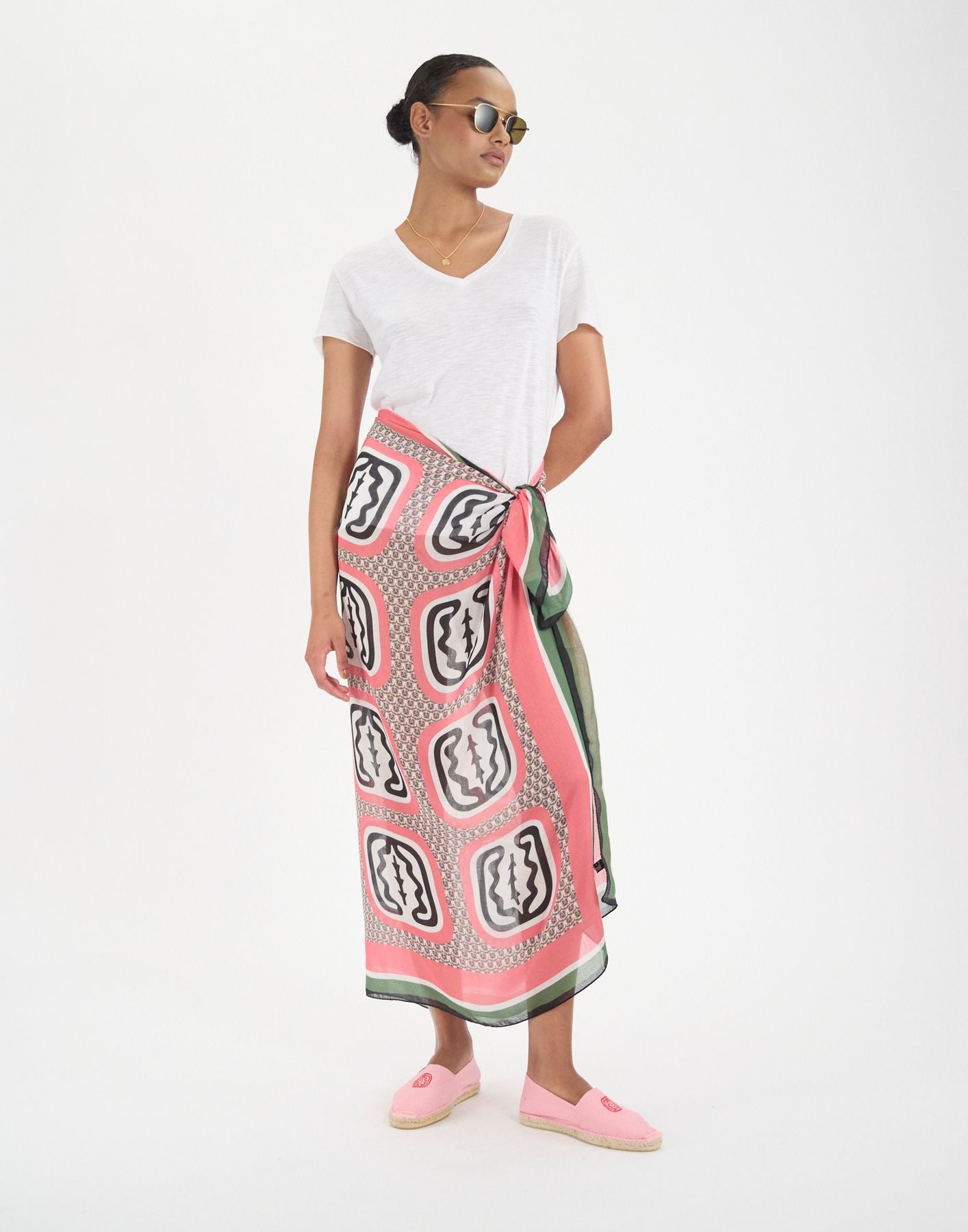 Pareo Flore in pink silk blend with oak leaf motif