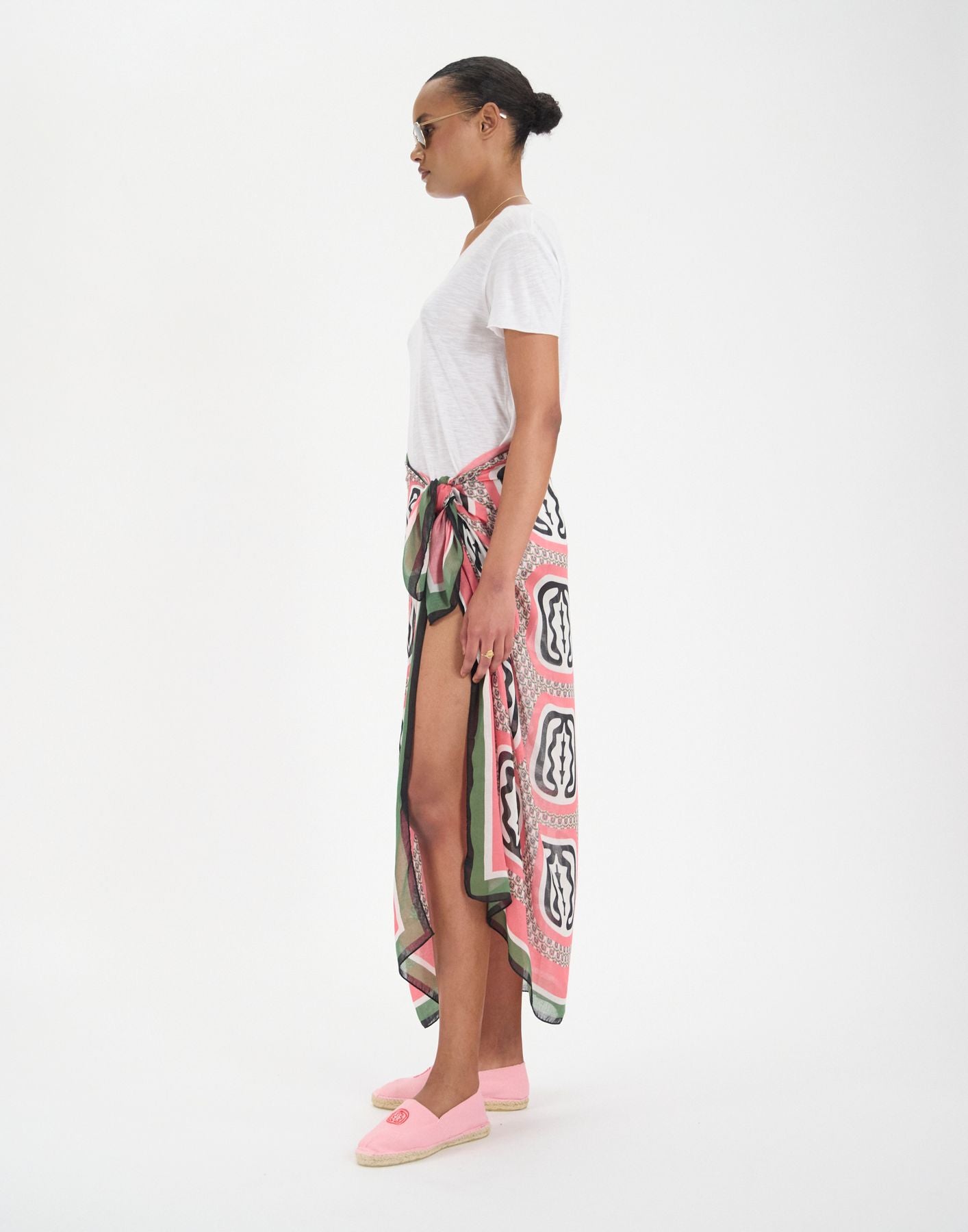 Pareo Flore in pink silk blend with oak leaf motif